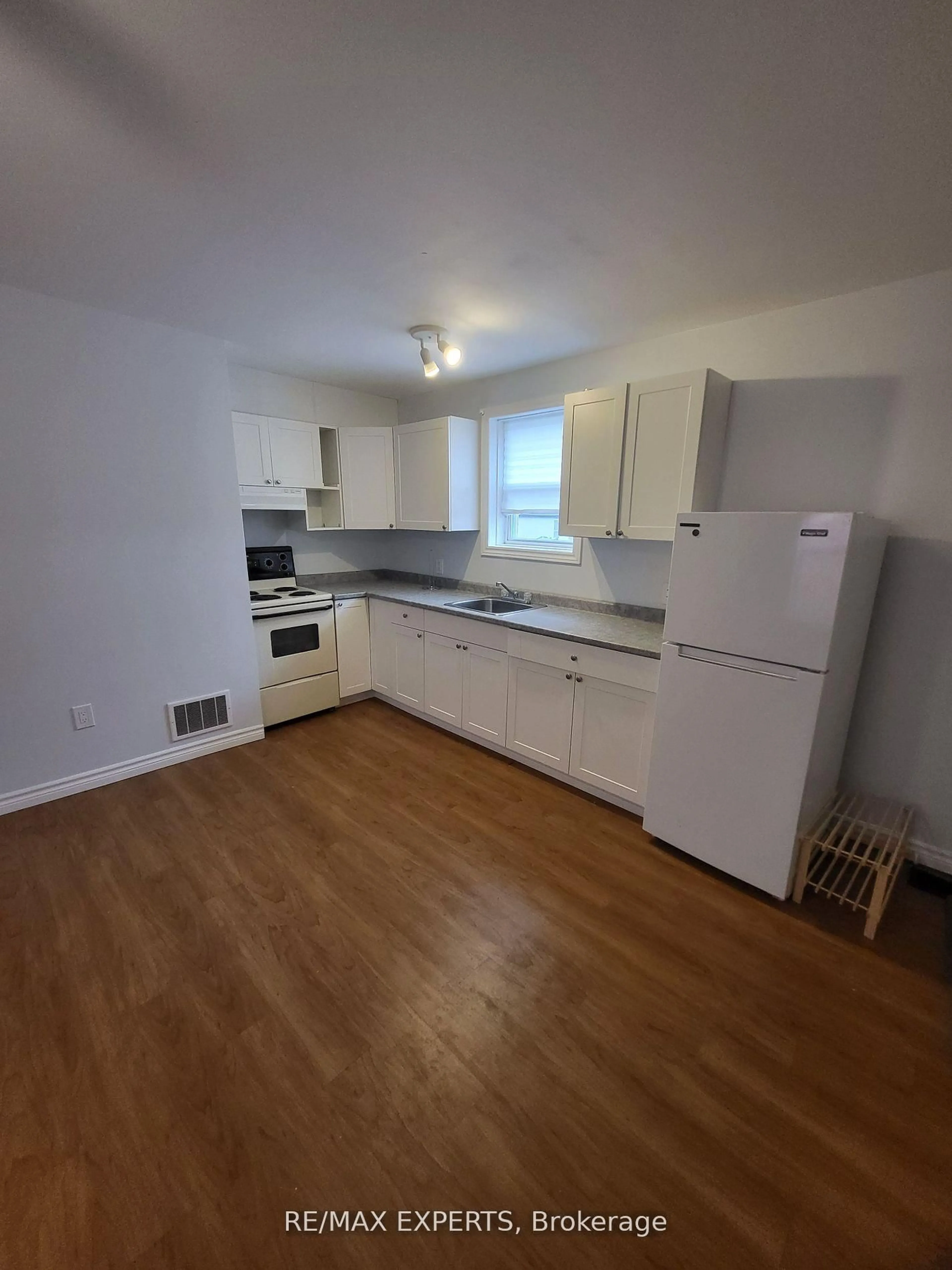 Standard kitchen, unknown for 62 West St, Orillia Ontario L3V 5G4
