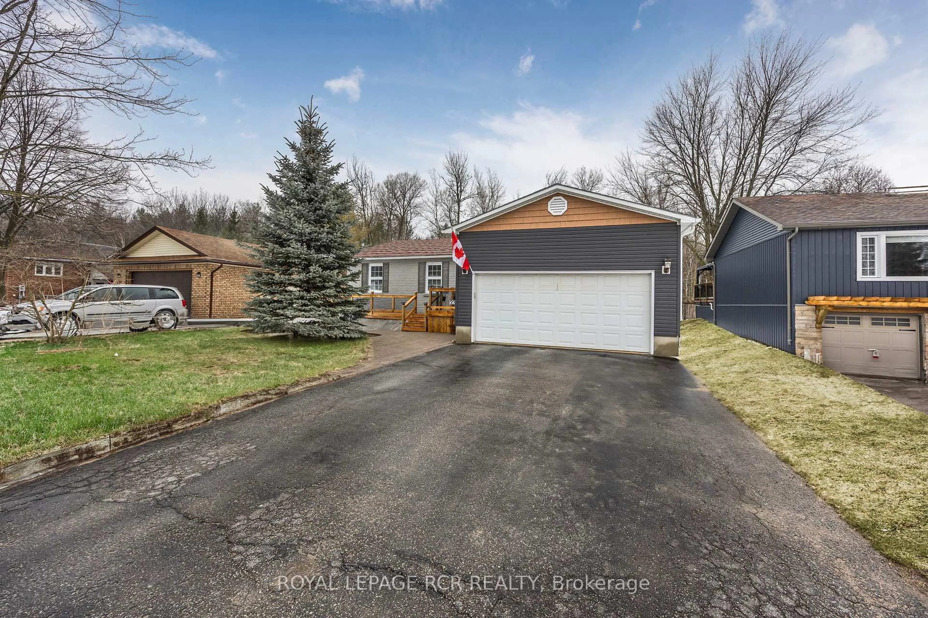 A pic from outside/outdoor area/front of a property/back of a property/a pic from drone, street for 236 Simcoe St, Clearview Ontario L0M 1S0
