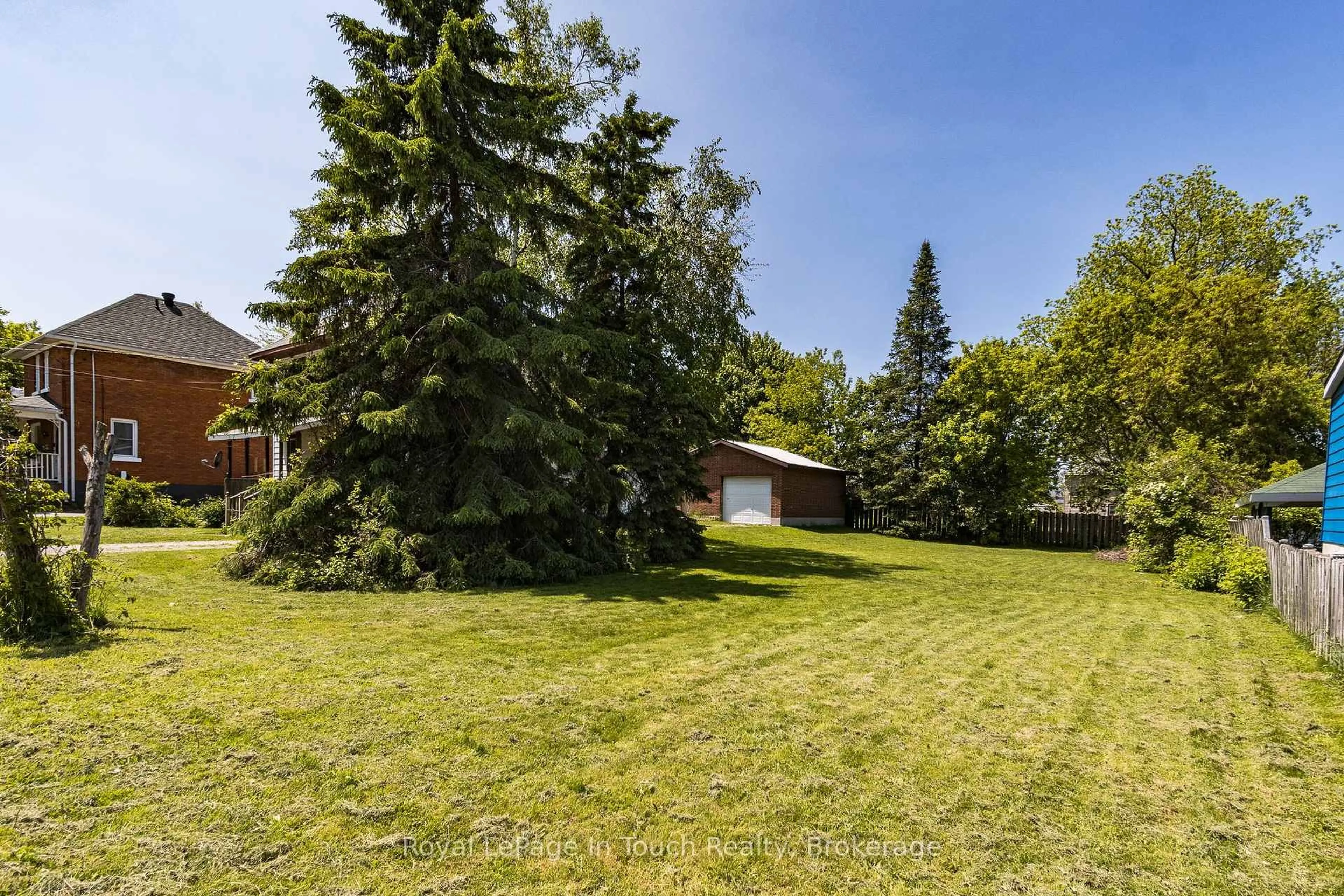 A pic from outside/outdoor area/front of a property/back of a property/a pic from drone, forest/trees view for 242 Barnett Ave, Midland Ontario L4R 1N1