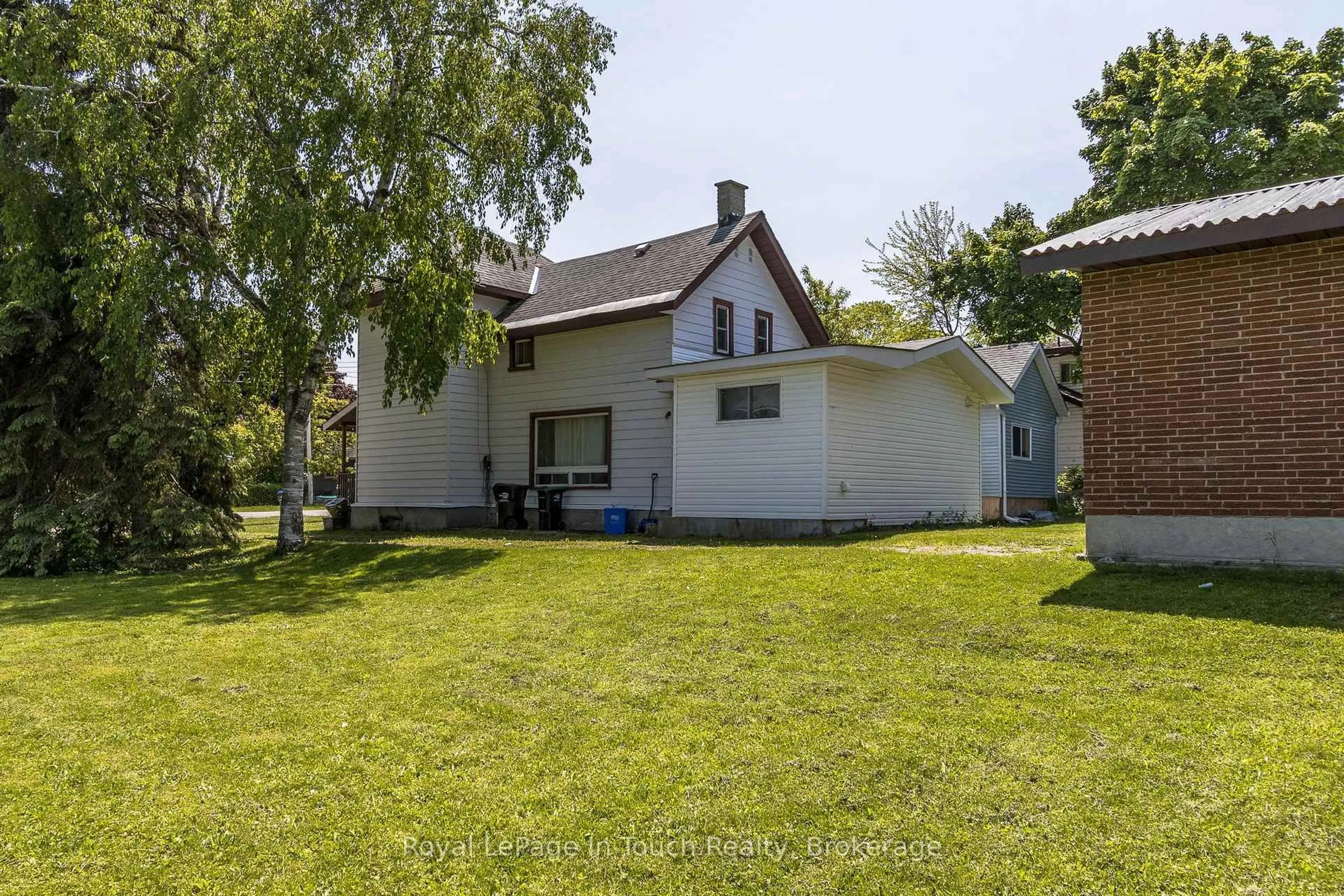 A pic from outside/outdoor area/front of a property/back of a property/a pic from drone, street for 242 Barnett Ave, Midland Ontario L4R 1N1