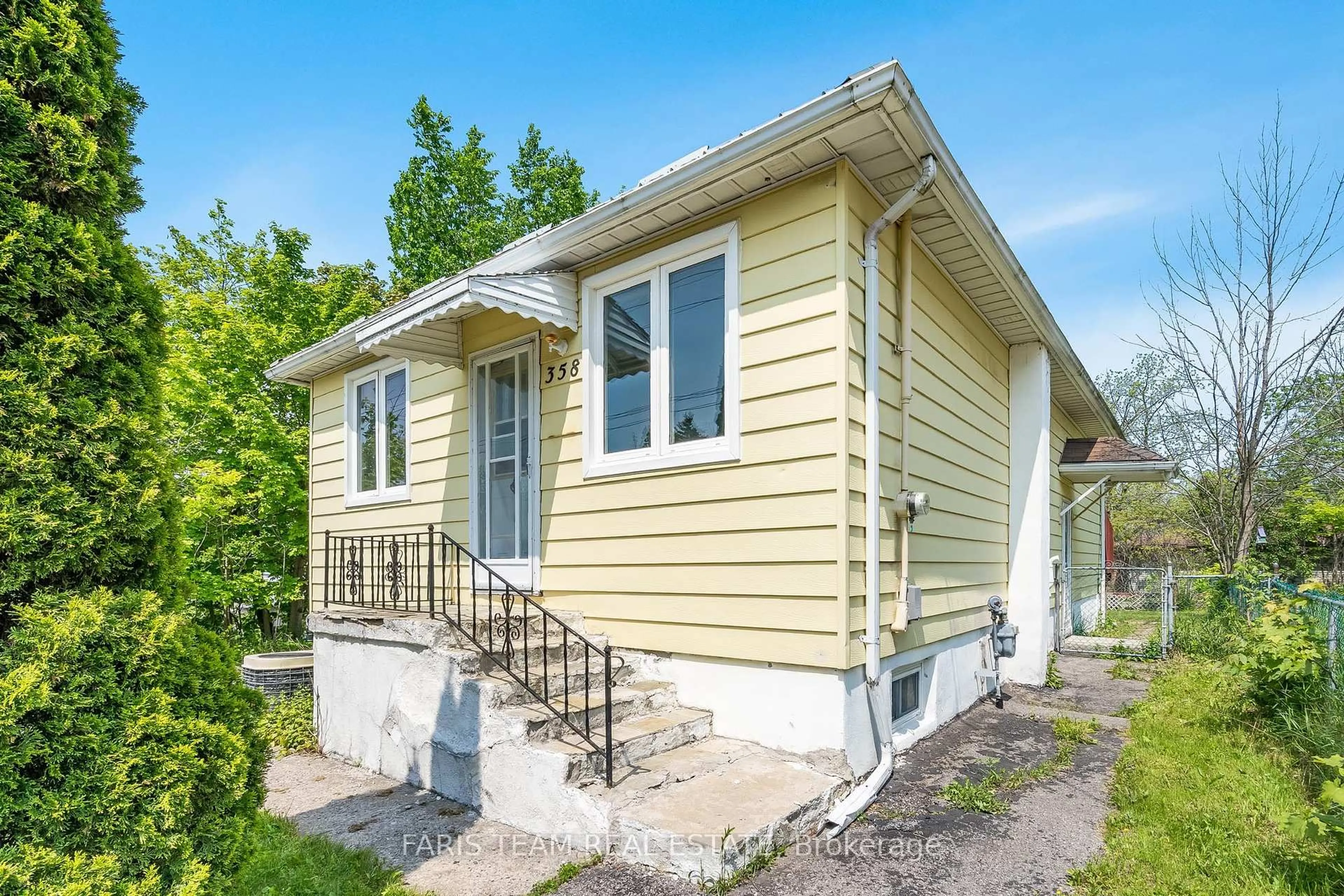 Home with vinyl exterior material, street for 358 Bay St, Midland Ontario L4R 1K2