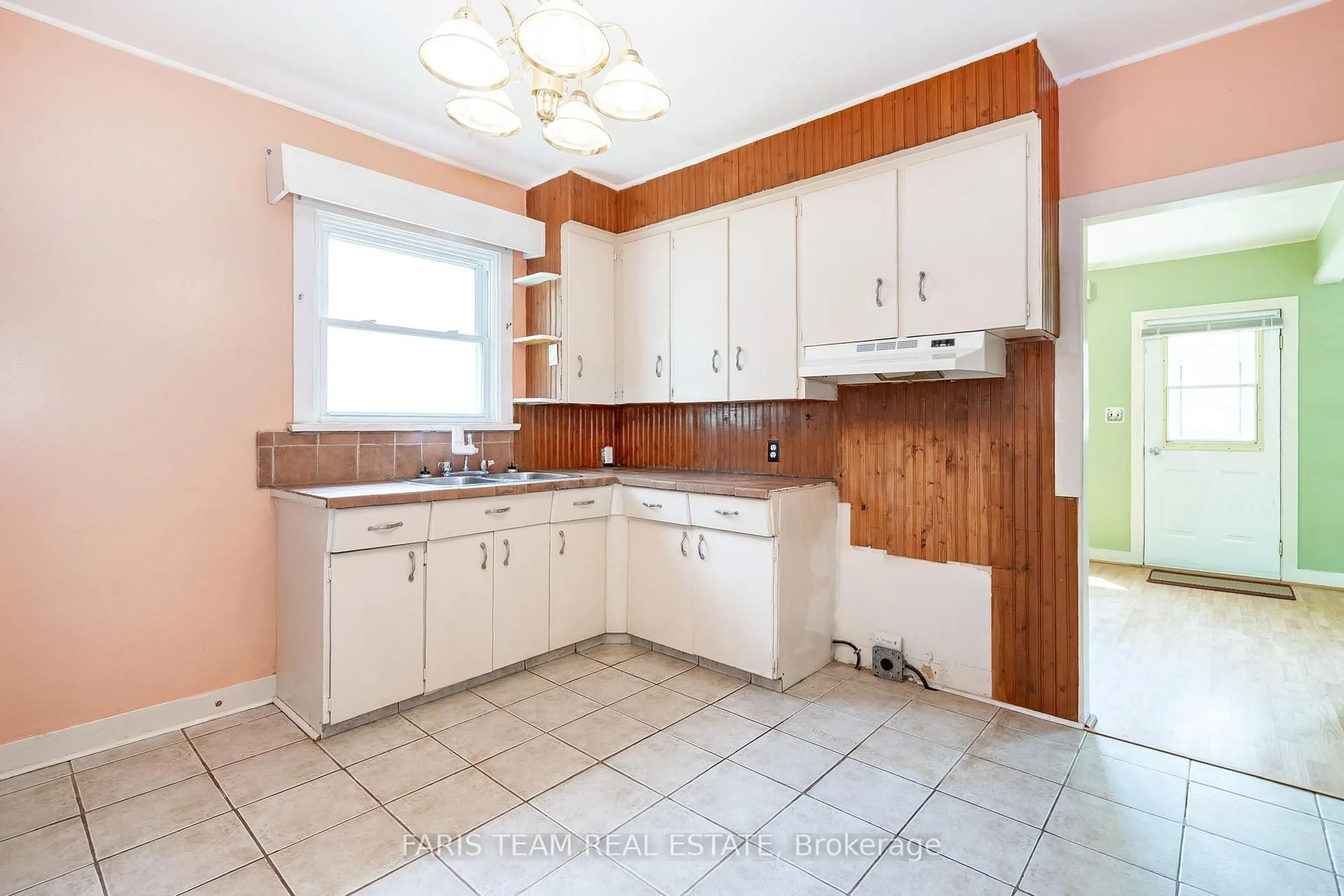 Standard kitchen, unknown for 358 Bay St, Midland Ontario L4R 1K2