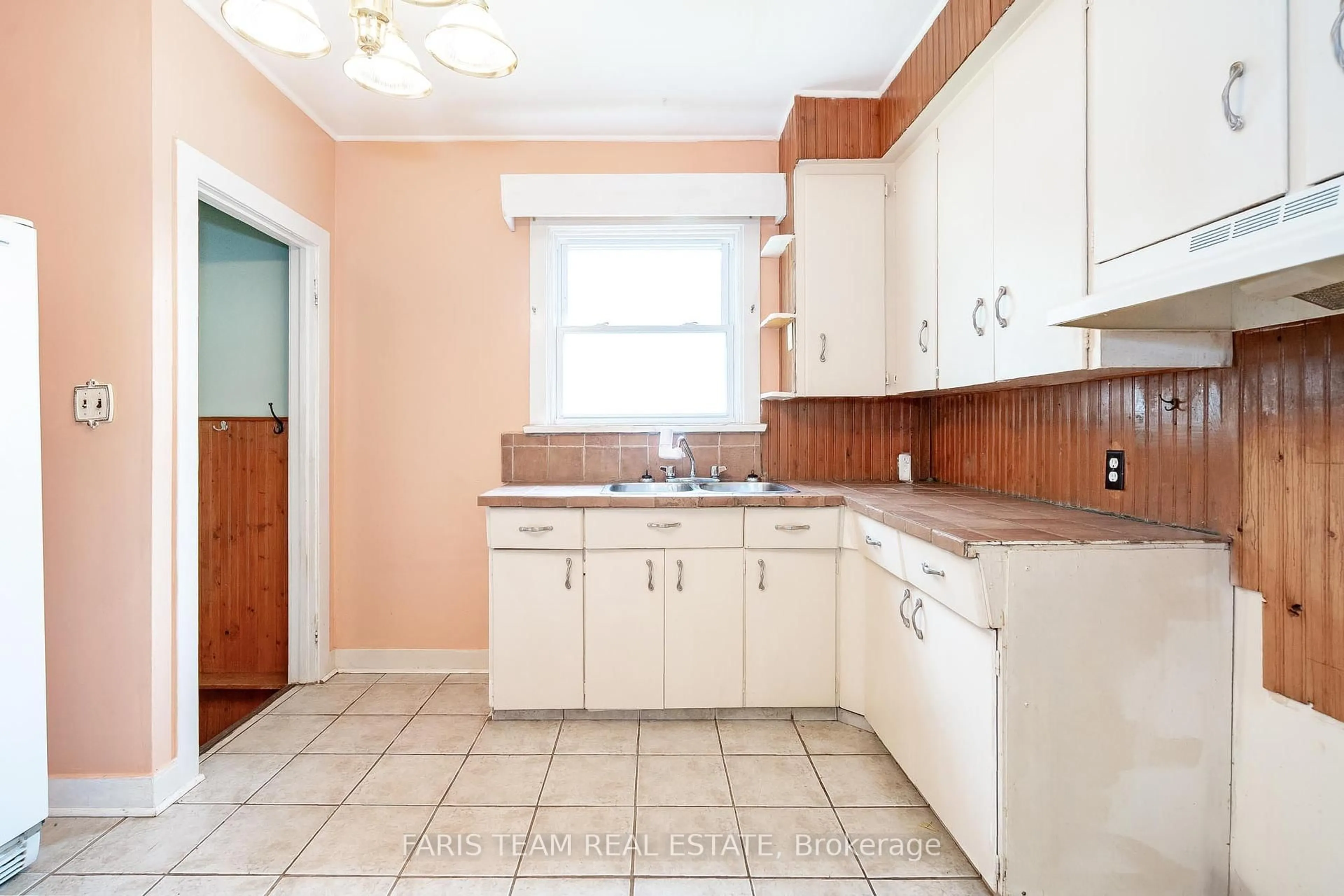 Standard kitchen, ceramic/tile floor for 358 Bay St, Midland Ontario L4R 1K2