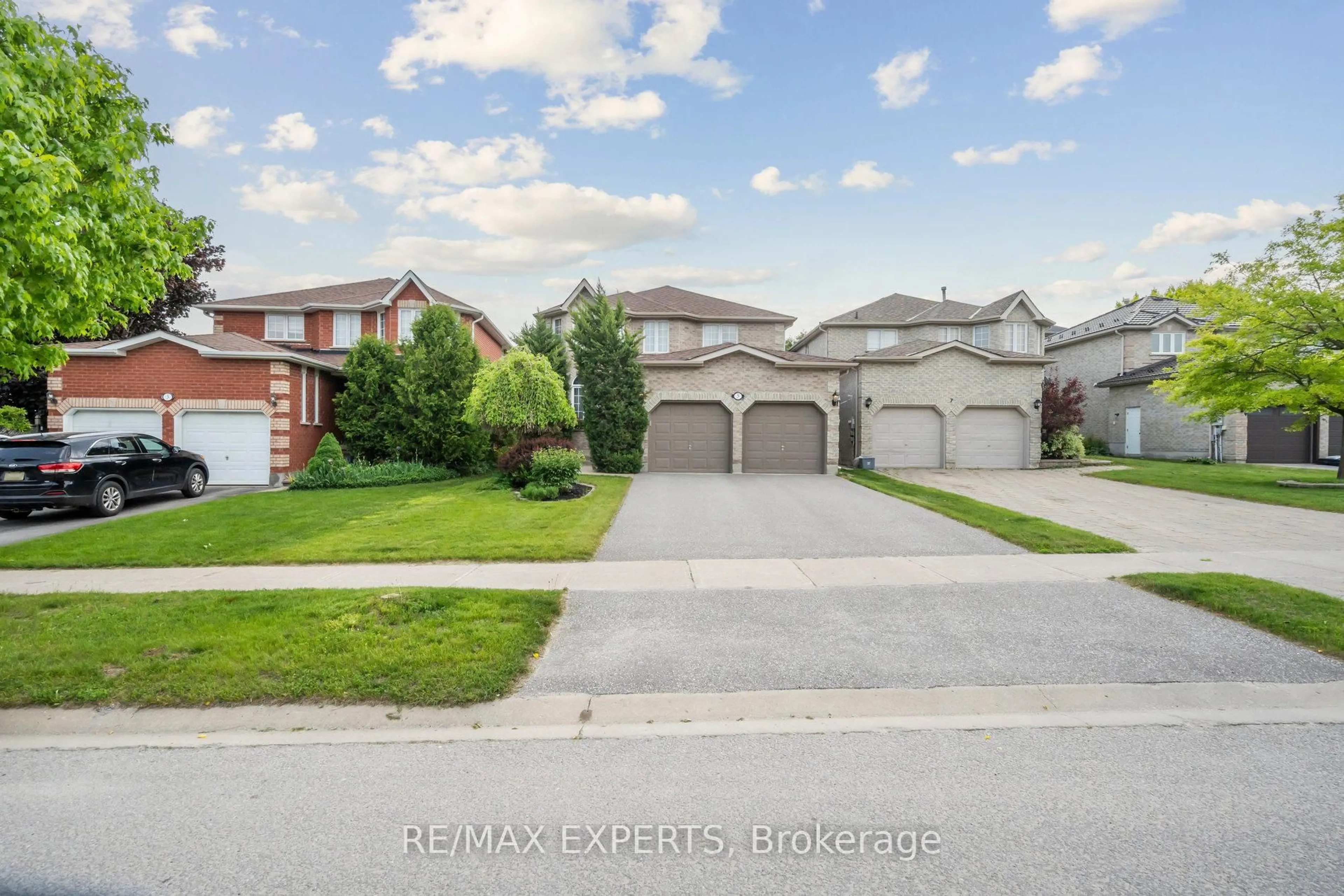 A pic from outside/outdoor area/front of a property/back of a property/a pic from drone, street for 5 Kelsey Cres, Barrie Ontario L4N 0J7