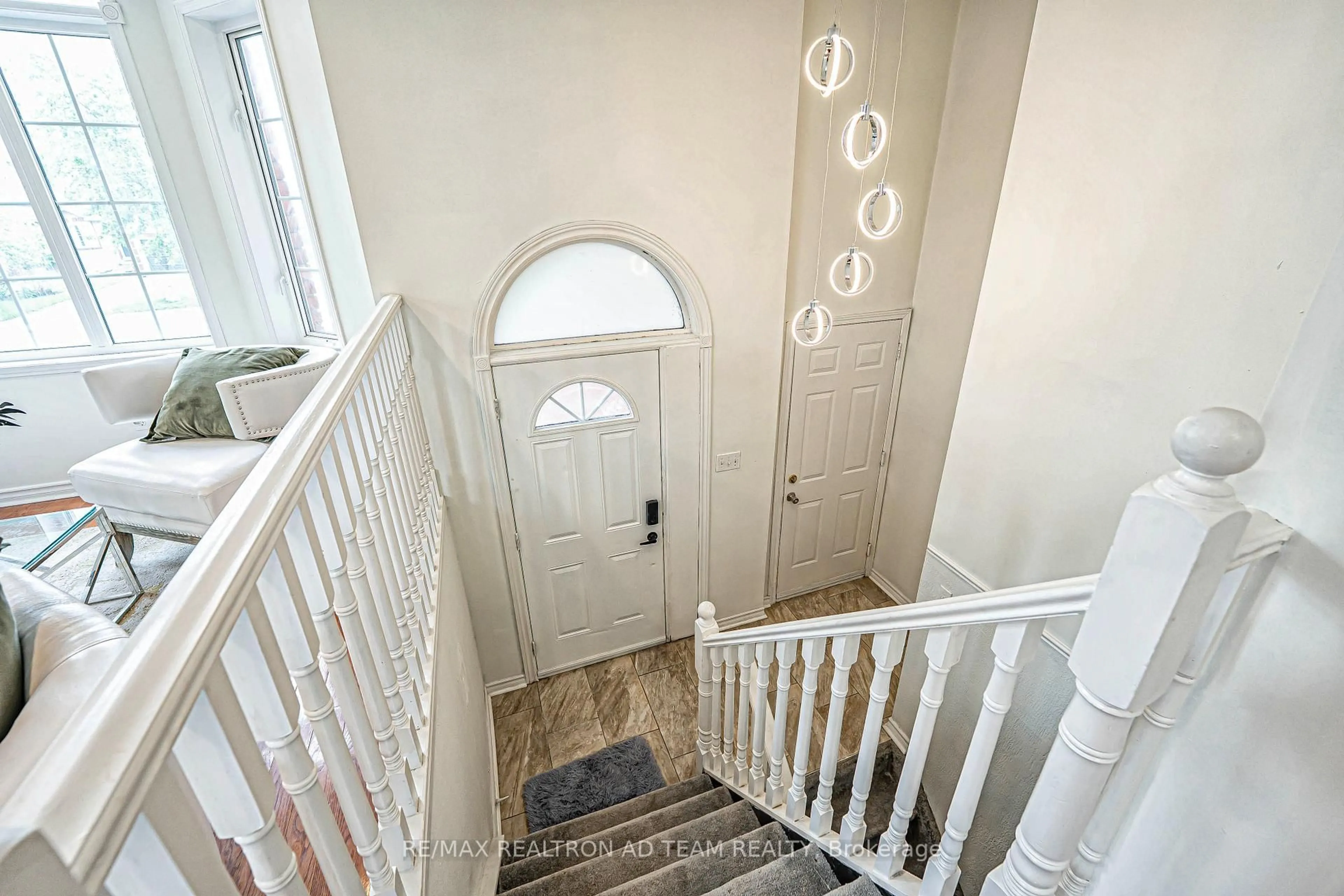 Indoor foyer for 64 Snowy Owl Cres, Barrie Ontario L4M 6P5