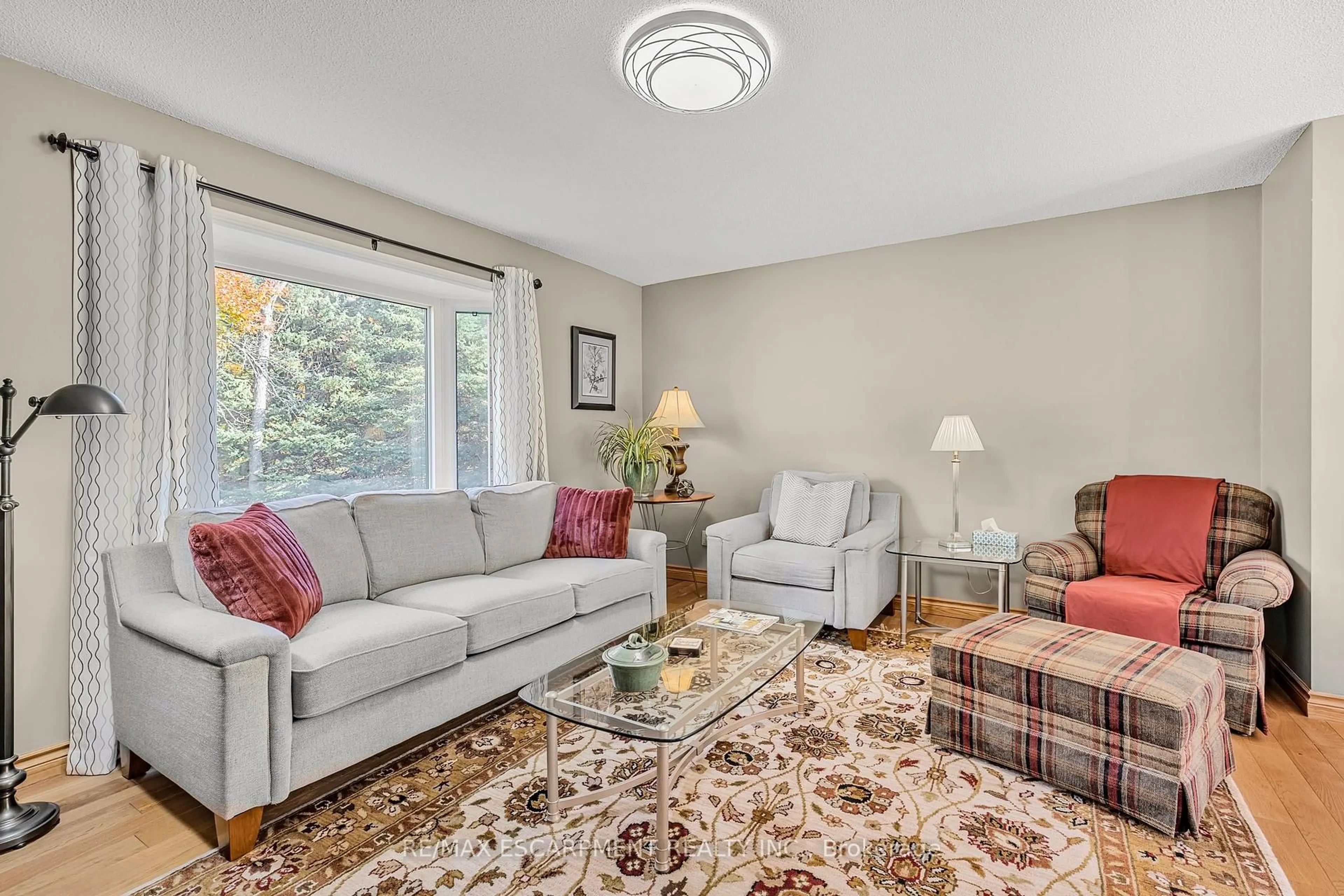 Living room with furniture, carpet floor for 3452 SUNNIDALE 6/7 Sdrd, Clearview Ontario L0M 1N0