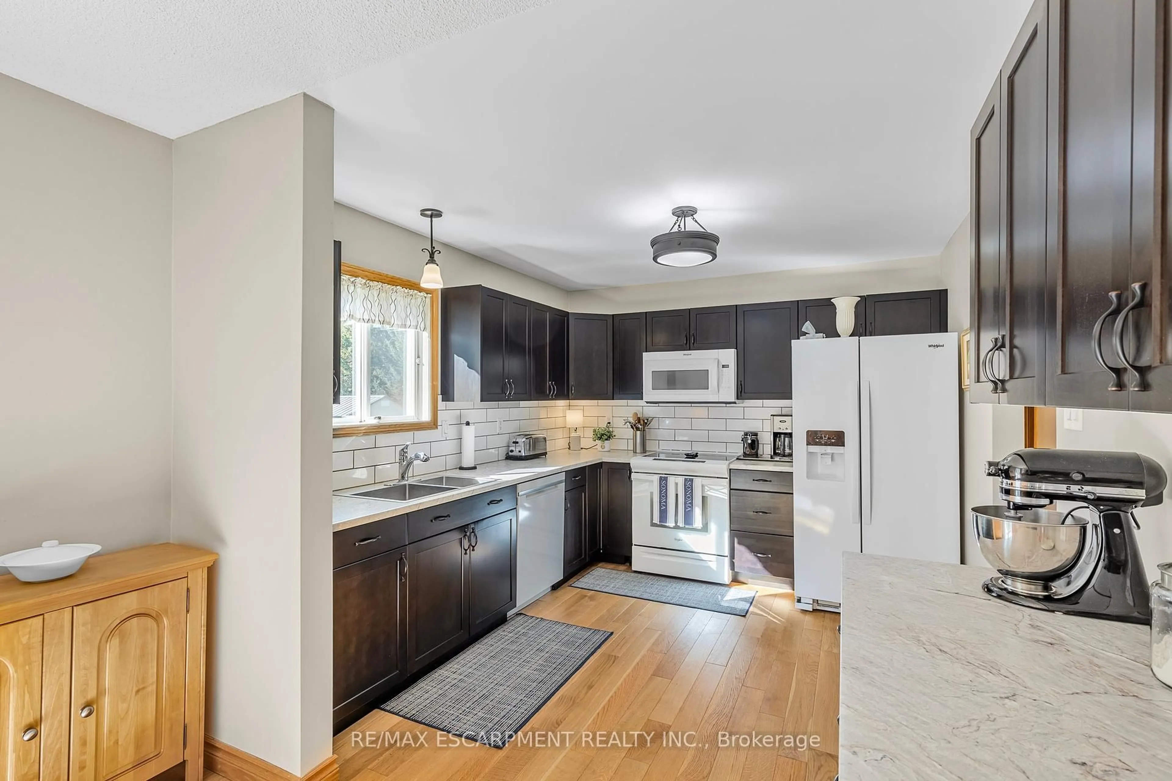 Open concept kitchen, ceramic/tile floor for 3452 SUNNIDALE 6/7 Sdrd, Clearview Ontario L0M 1N0