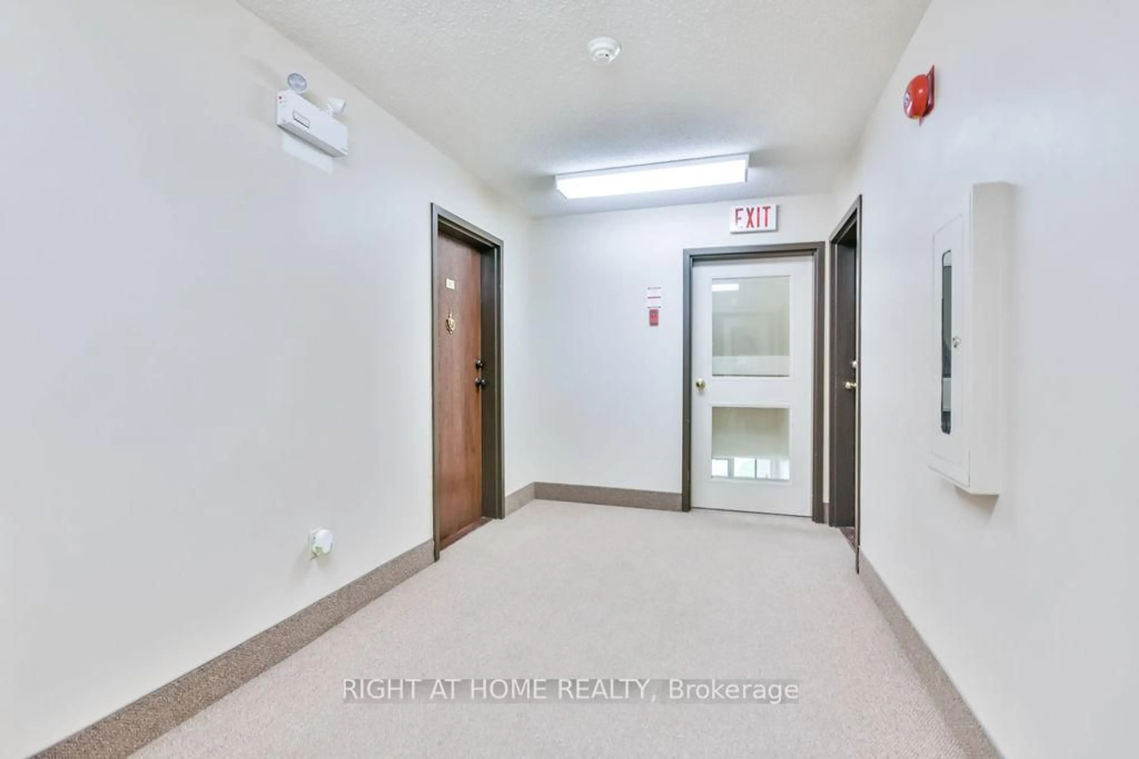 Indoor foyer for 179 Edgehill Dr #B6, Barrie Ontario L4N 1L9