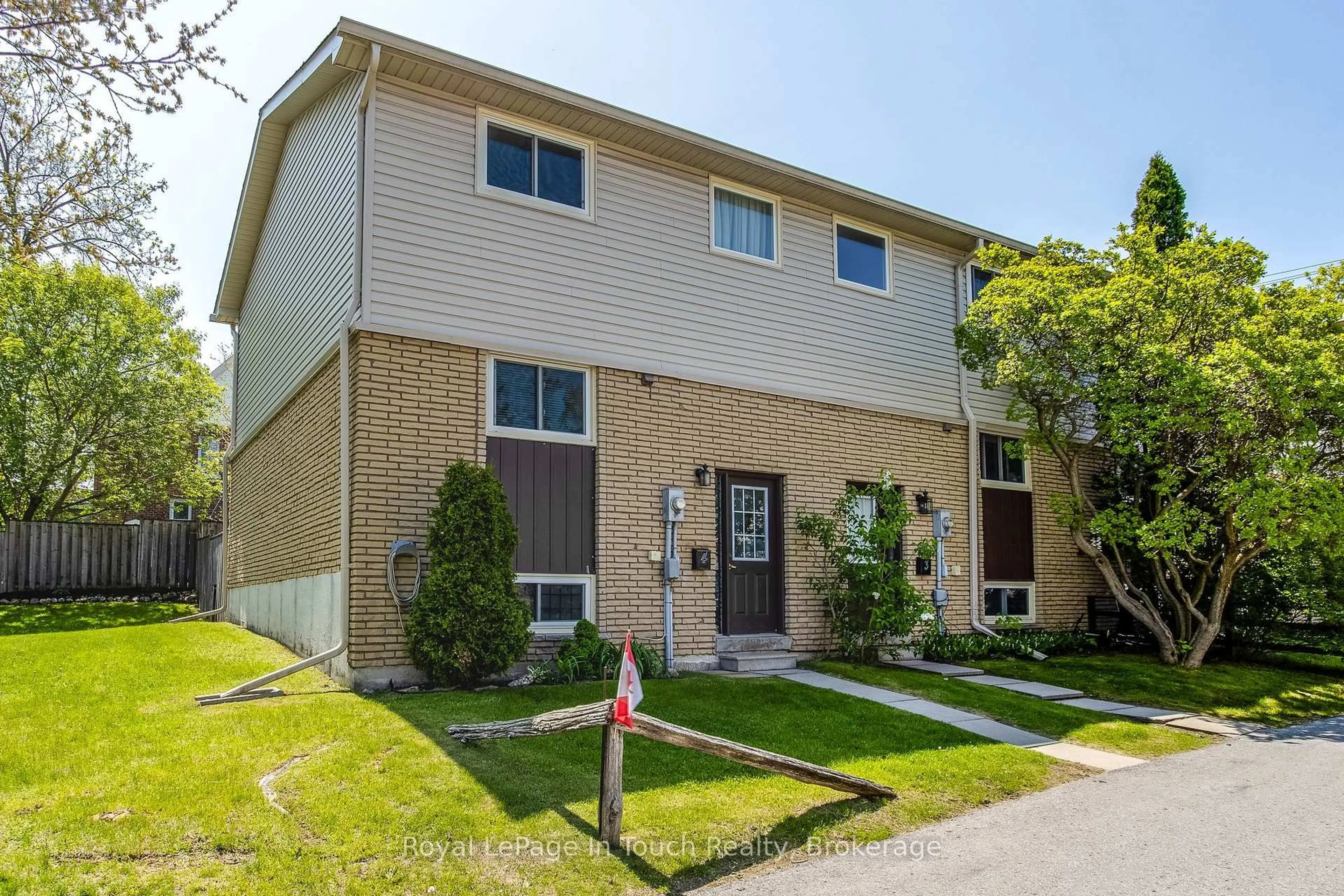 Home with brick exterior material, street for 233 Innisfil St #4, Barrie Ontario L4N 3E9