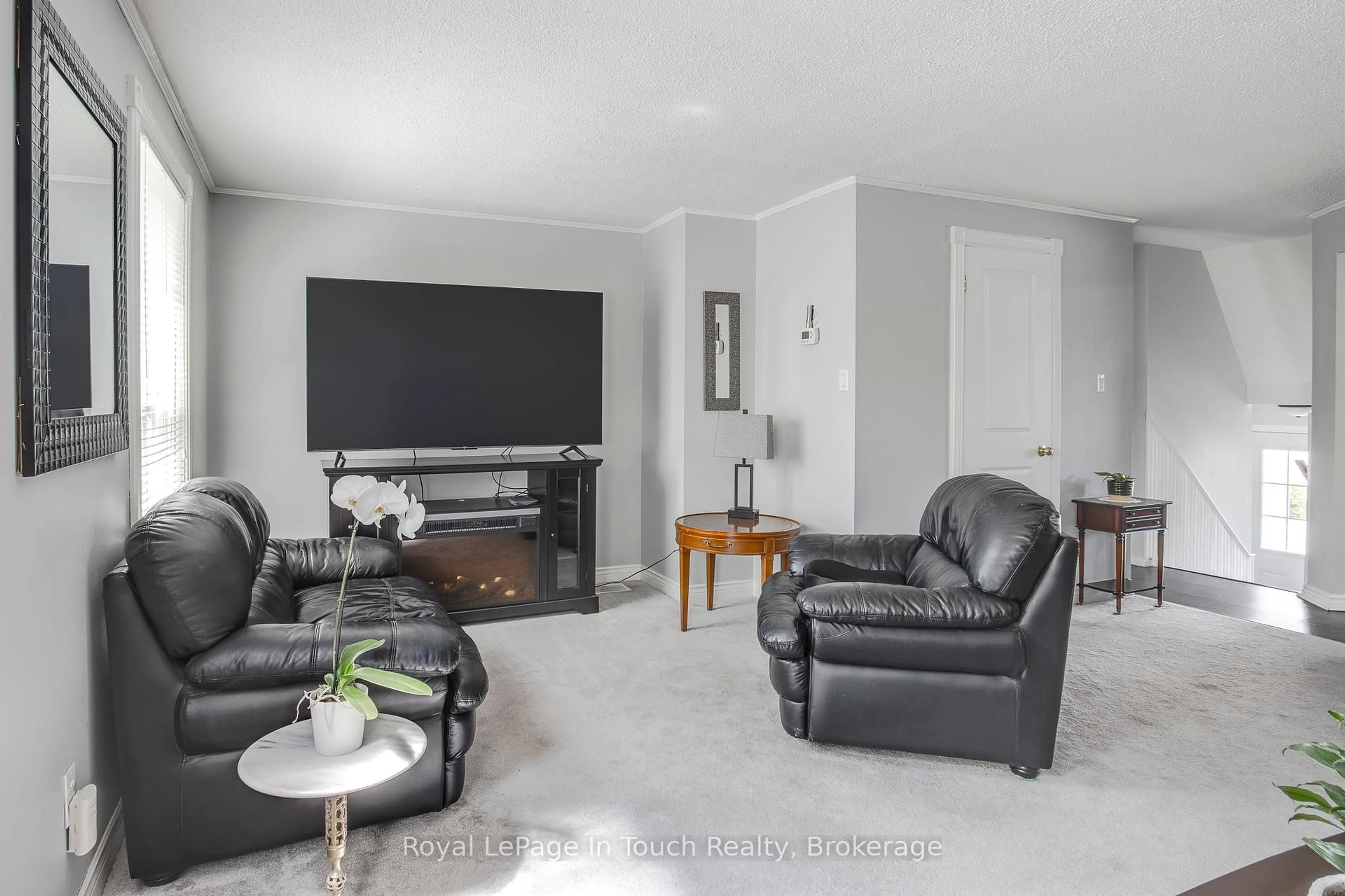 Living room with furniture, unknown for 233 Innisfil St #4, Barrie Ontario L4N 3E9