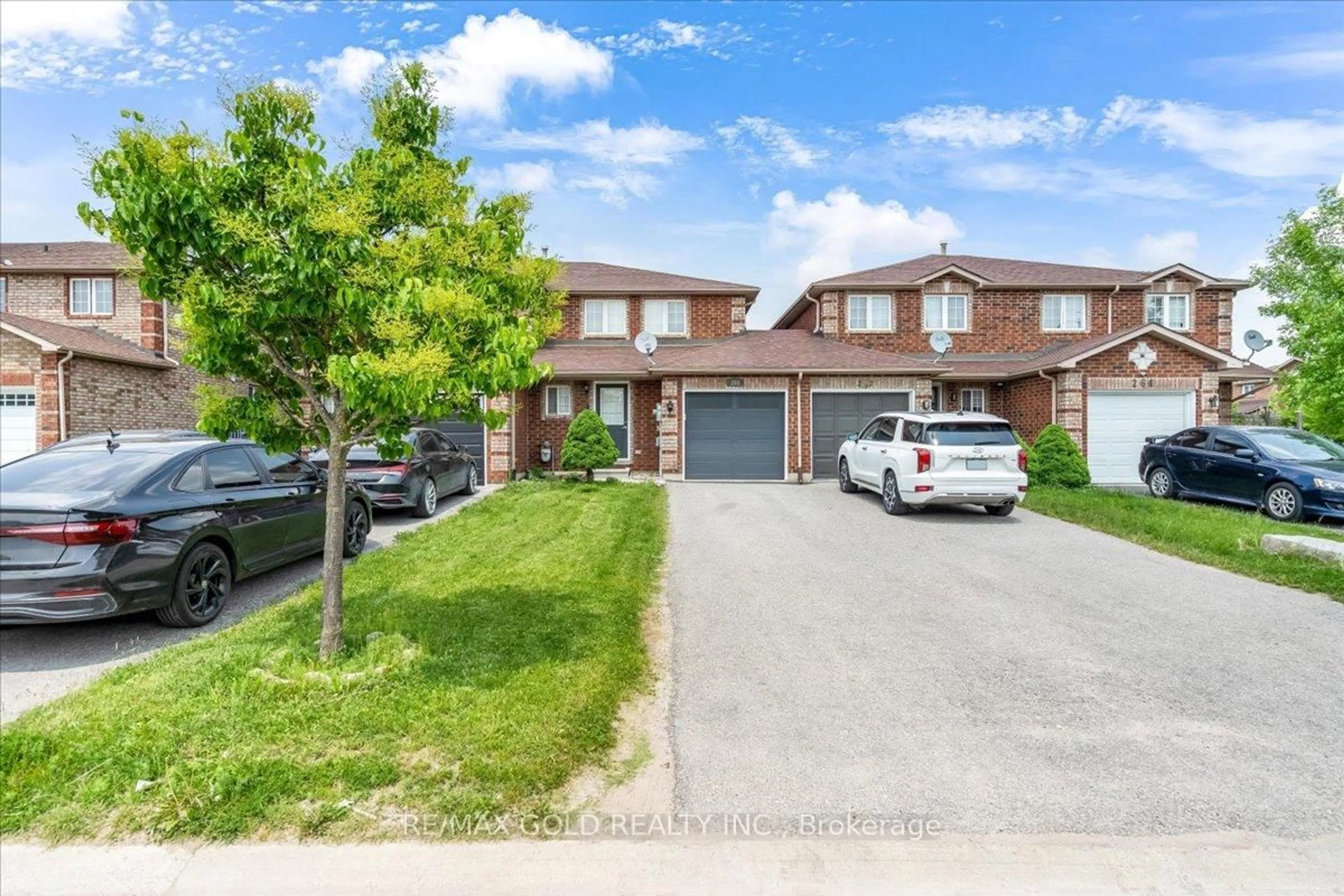 A pic from outside/outdoor area/front of a property/back of a property/a pic from drone, street for 260 Dunsmore Lane, Barrie Ontario L4M 7A7
