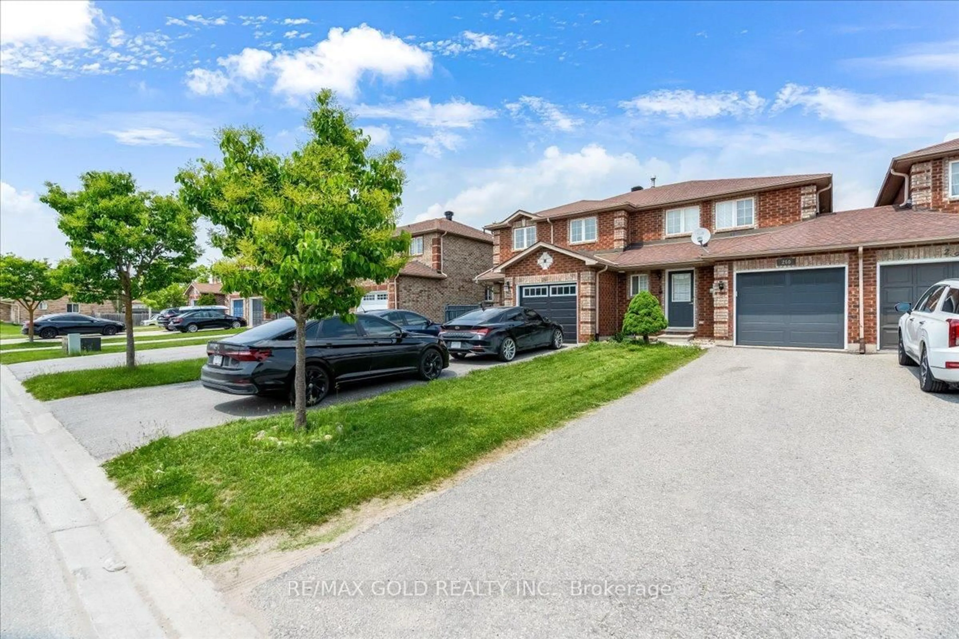 A pic from outside/outdoor area/front of a property/back of a property/a pic from drone, street for 260 Dunsmore Lane, Barrie Ontario L4M 7A7