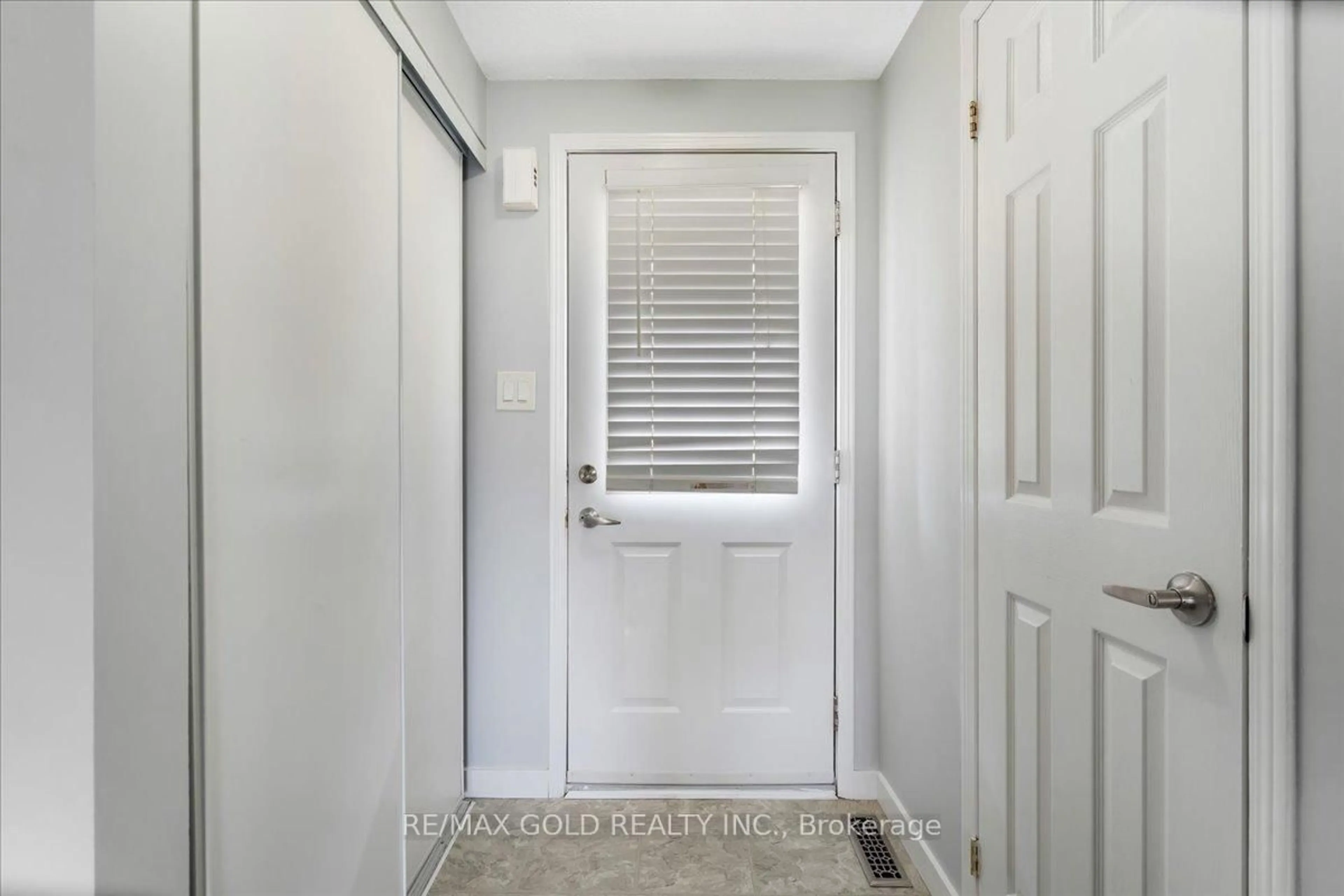Indoor entryway for 260 Dunsmore Lane, Barrie Ontario L4M 7A7