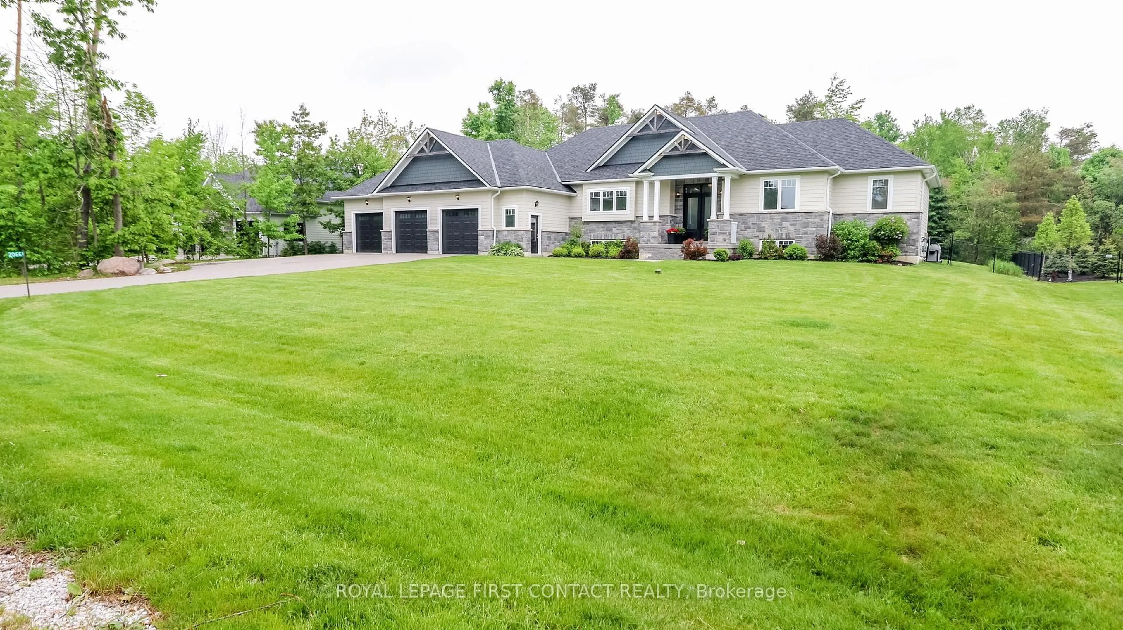 A pic from outside/outdoor area/front of a property/back of a property/a pic from drone, unknown for 2066 Elana Dr, Severn Ontario L3V 0C2