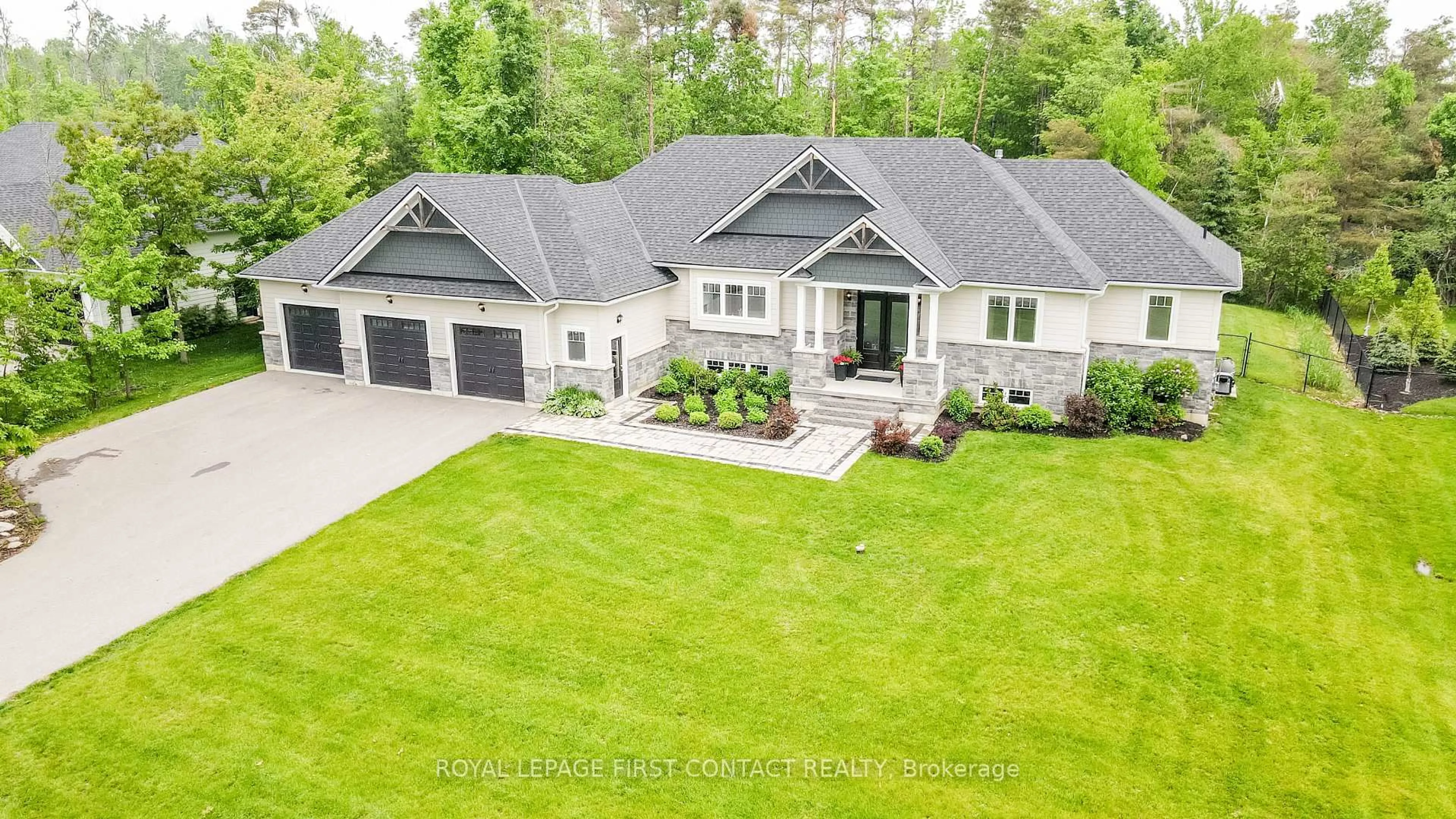 A pic from outside/outdoor area/front of a property/back of a property/a pic from drone, street for 2066 Elana Dr, Severn Ontario L3V 0C2