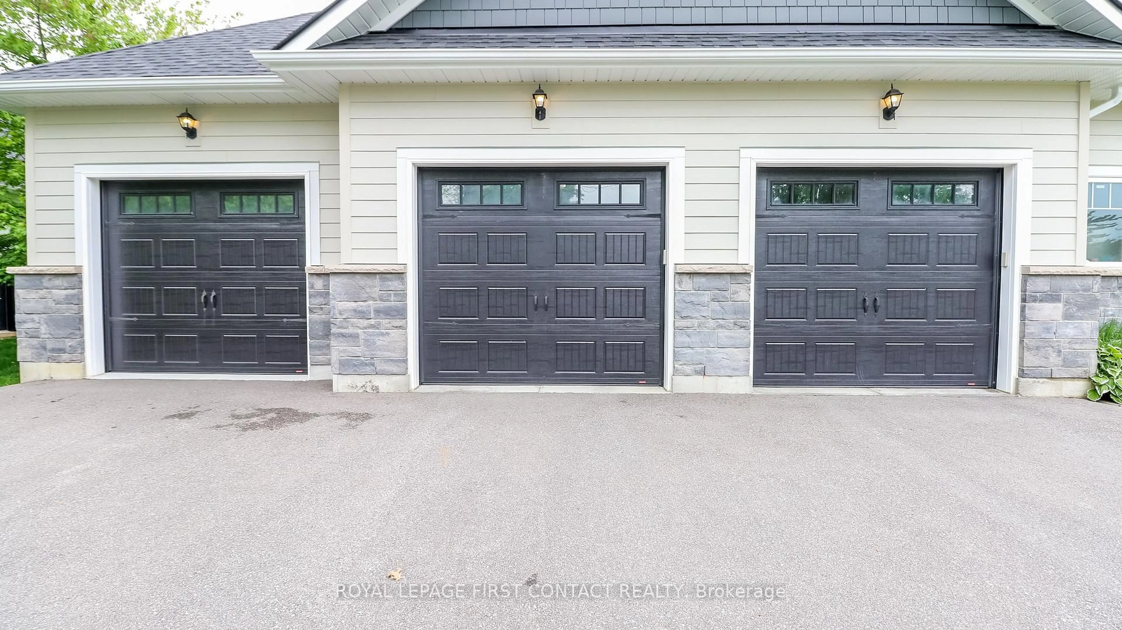 Indoor garage for 2066 Elana Dr, Severn Ontario L3V 0C2