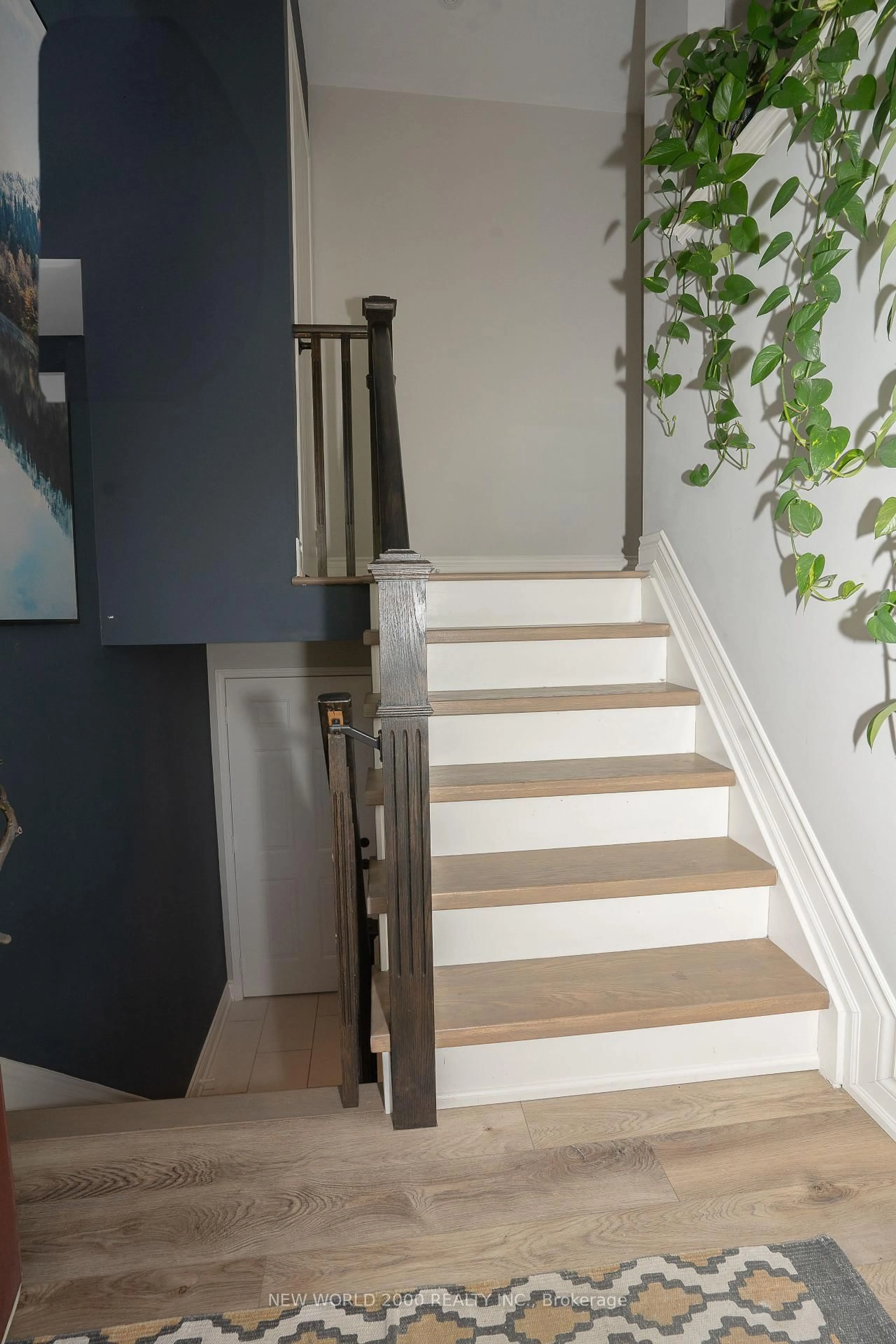Stairs for 3 Rundle Cres, Barrie Ontario L4N 8E9