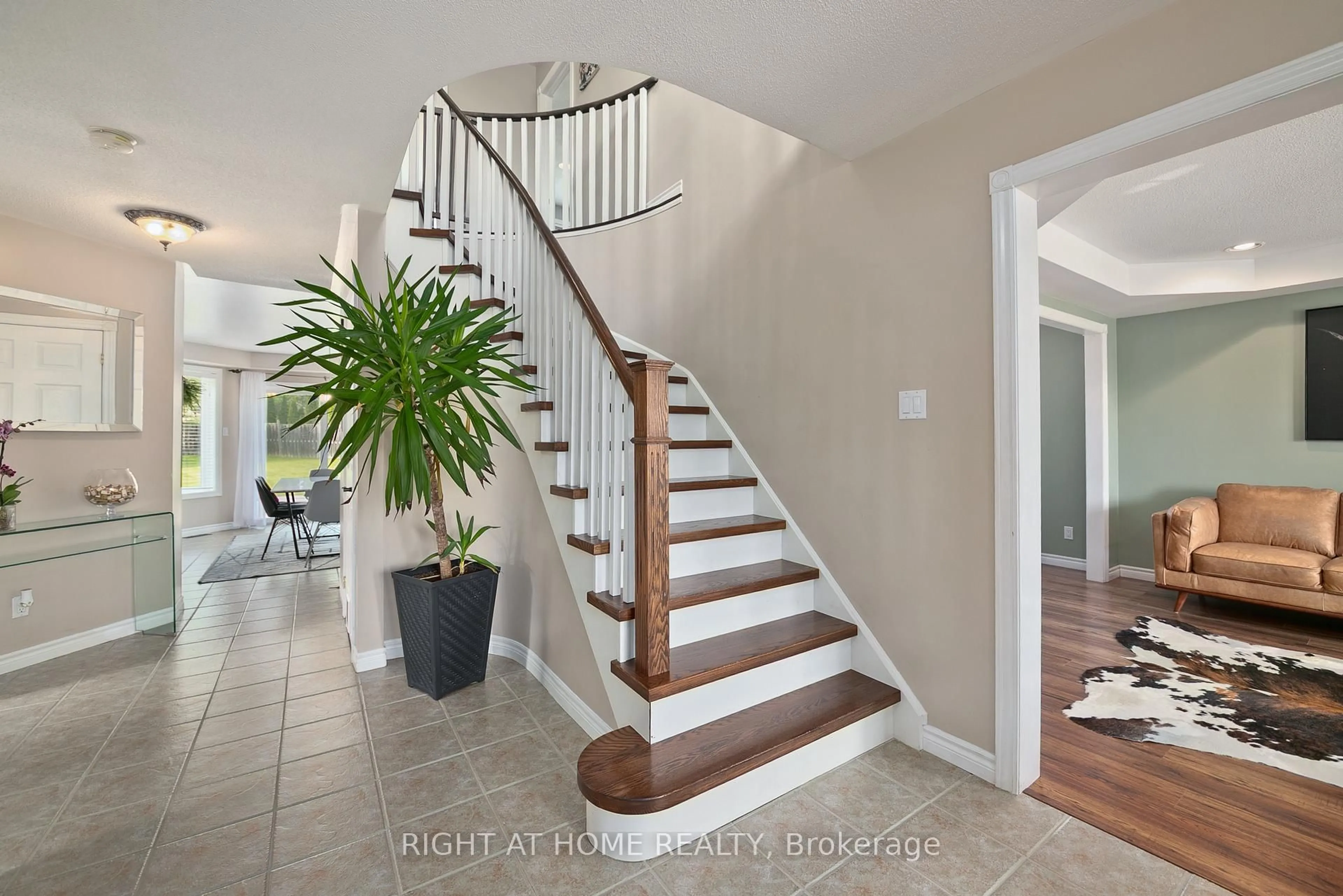 Indoor entryway for 30 Ruffet Dr, Barrie Ontario L4N 0P1