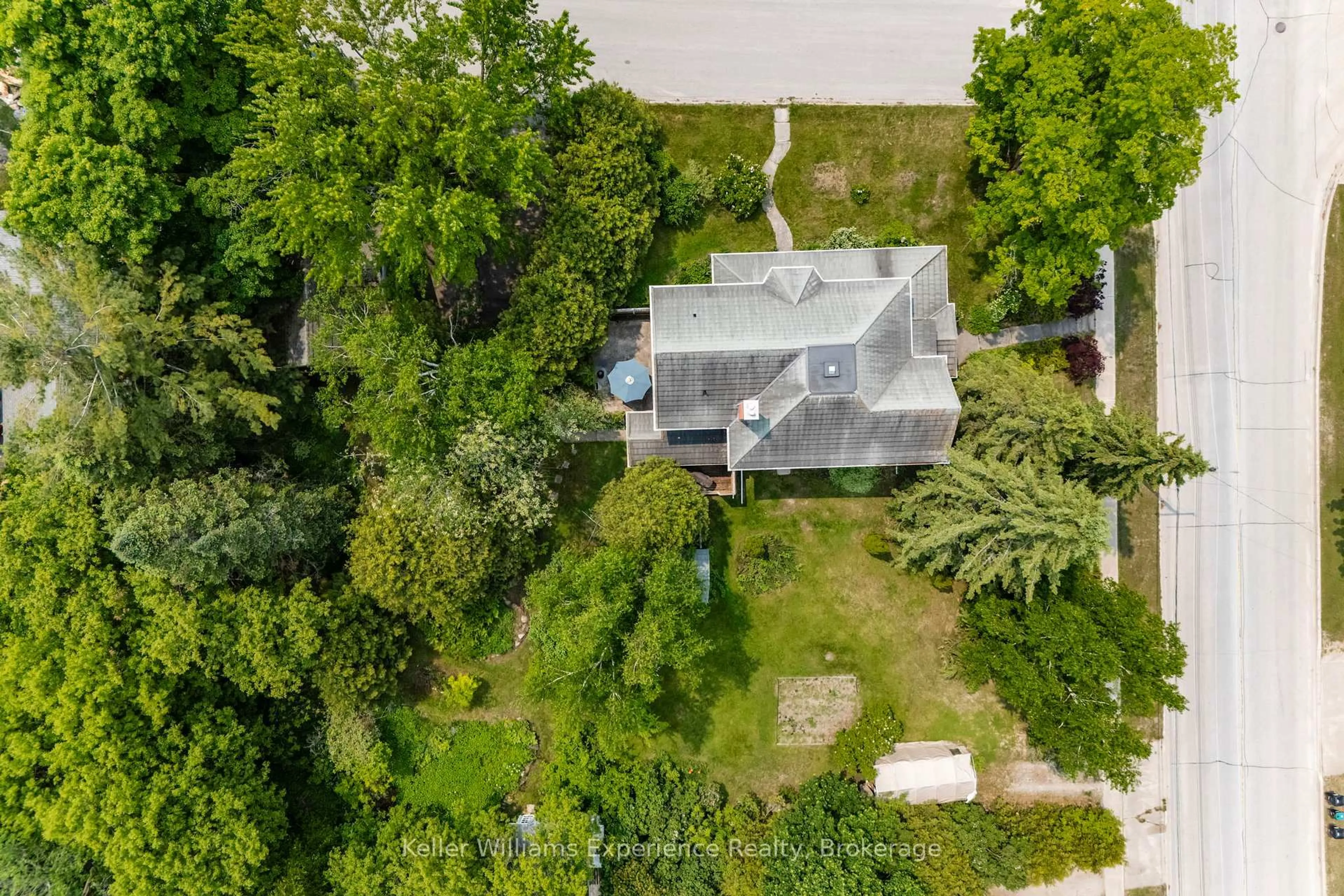 A pic from outside/outdoor area/front of a property/back of a property/a pic from drone, unknown for 117&121 Richard St, Tay Ontario L0K 2A0