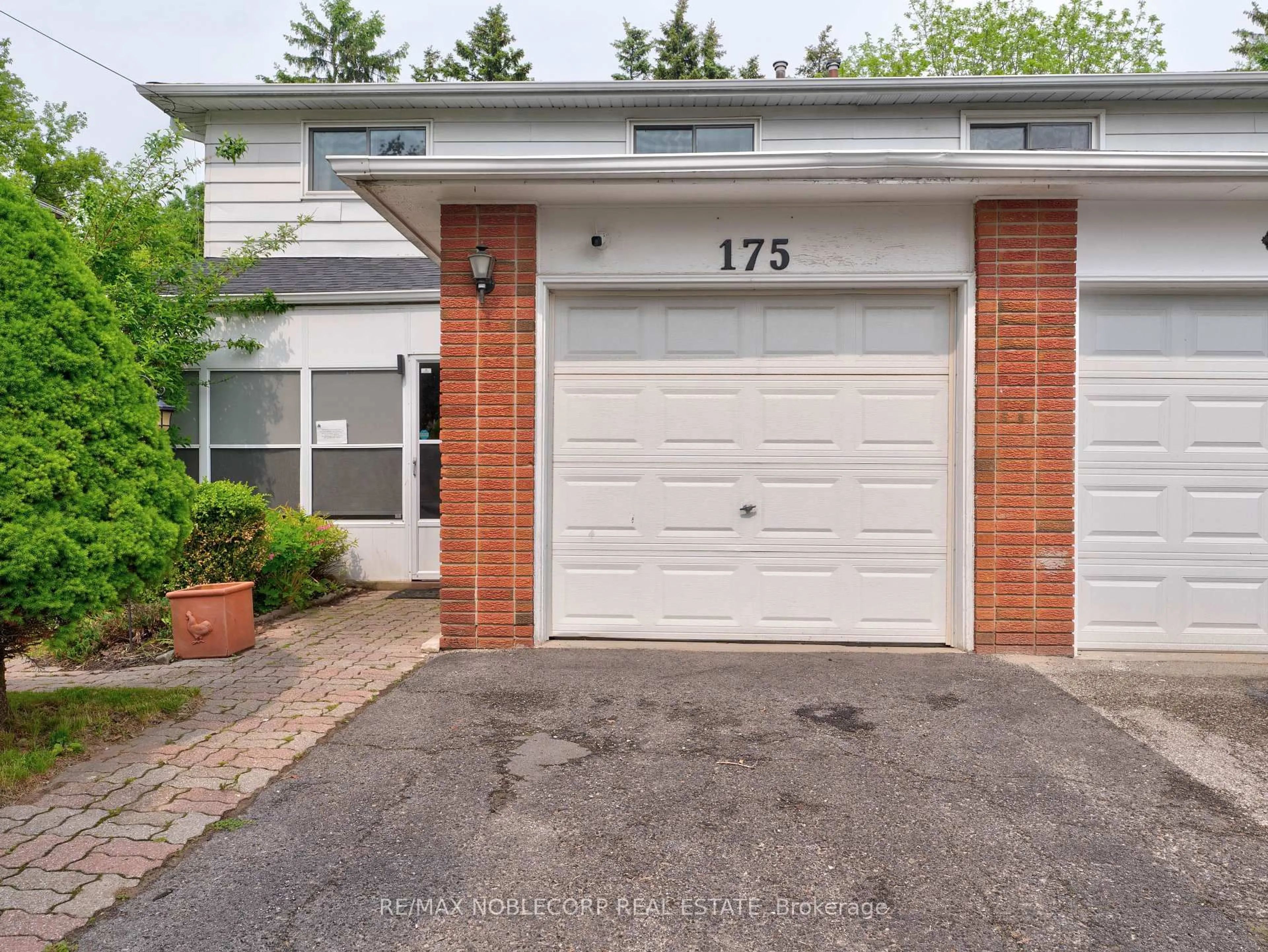 Indoor garage for 175 Toronto St, Barrie Ontario L4N 1V6