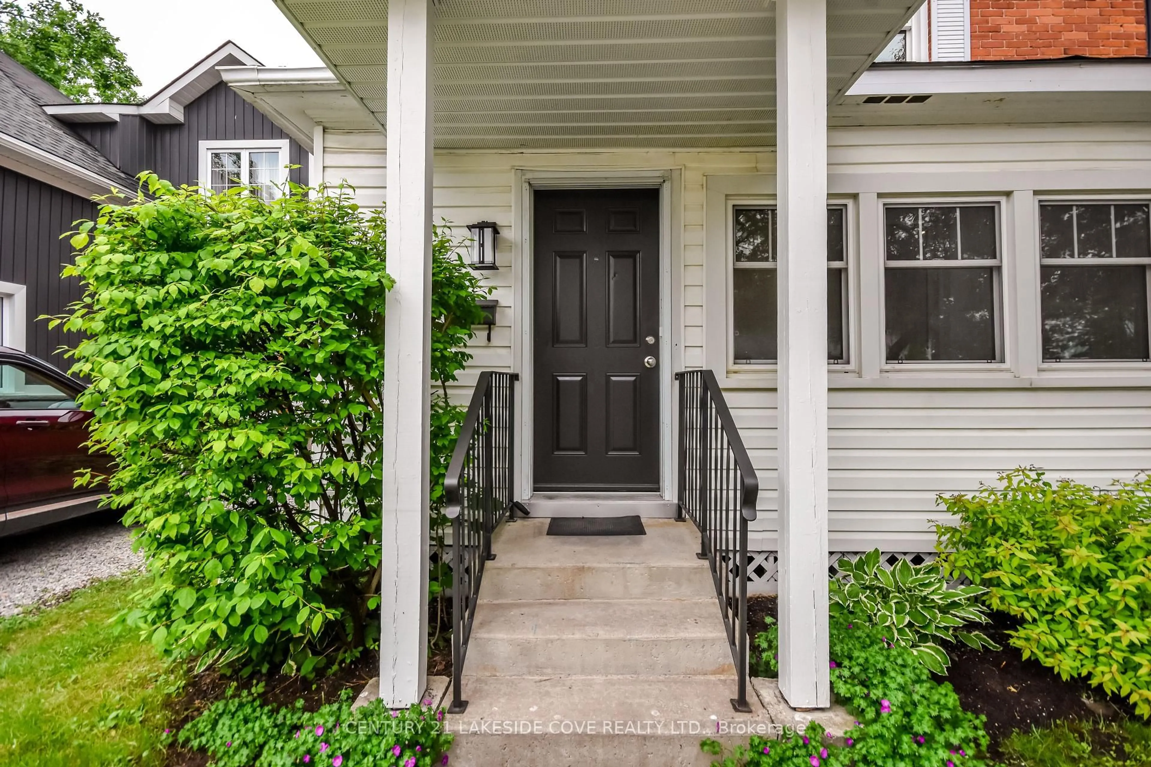 Indoor entryway for 74 Penetang St, Orillia Ontario L3V 3N5
