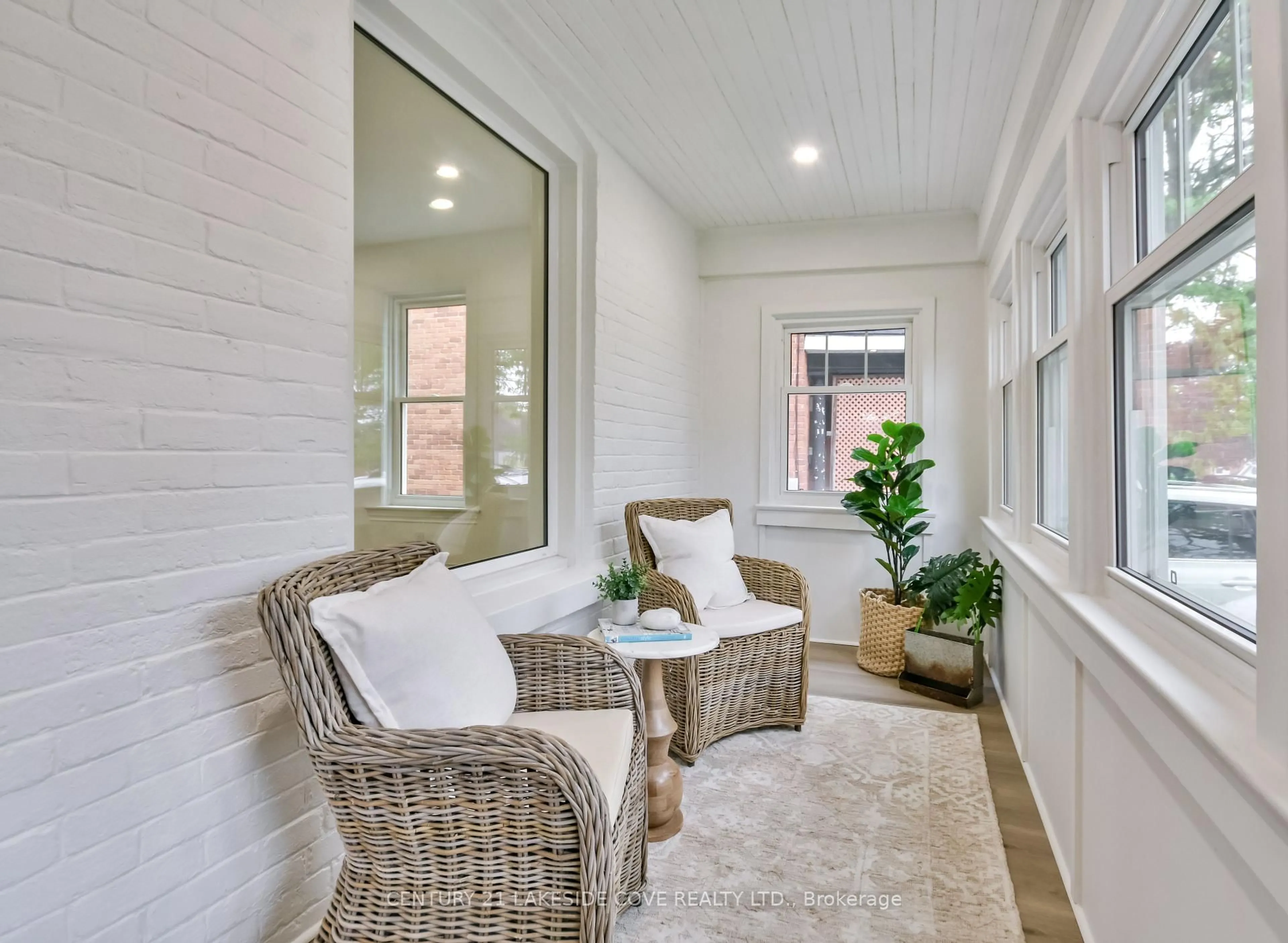 Indoor entryway for 74 Penetang St, Orillia Ontario L3V 3N5