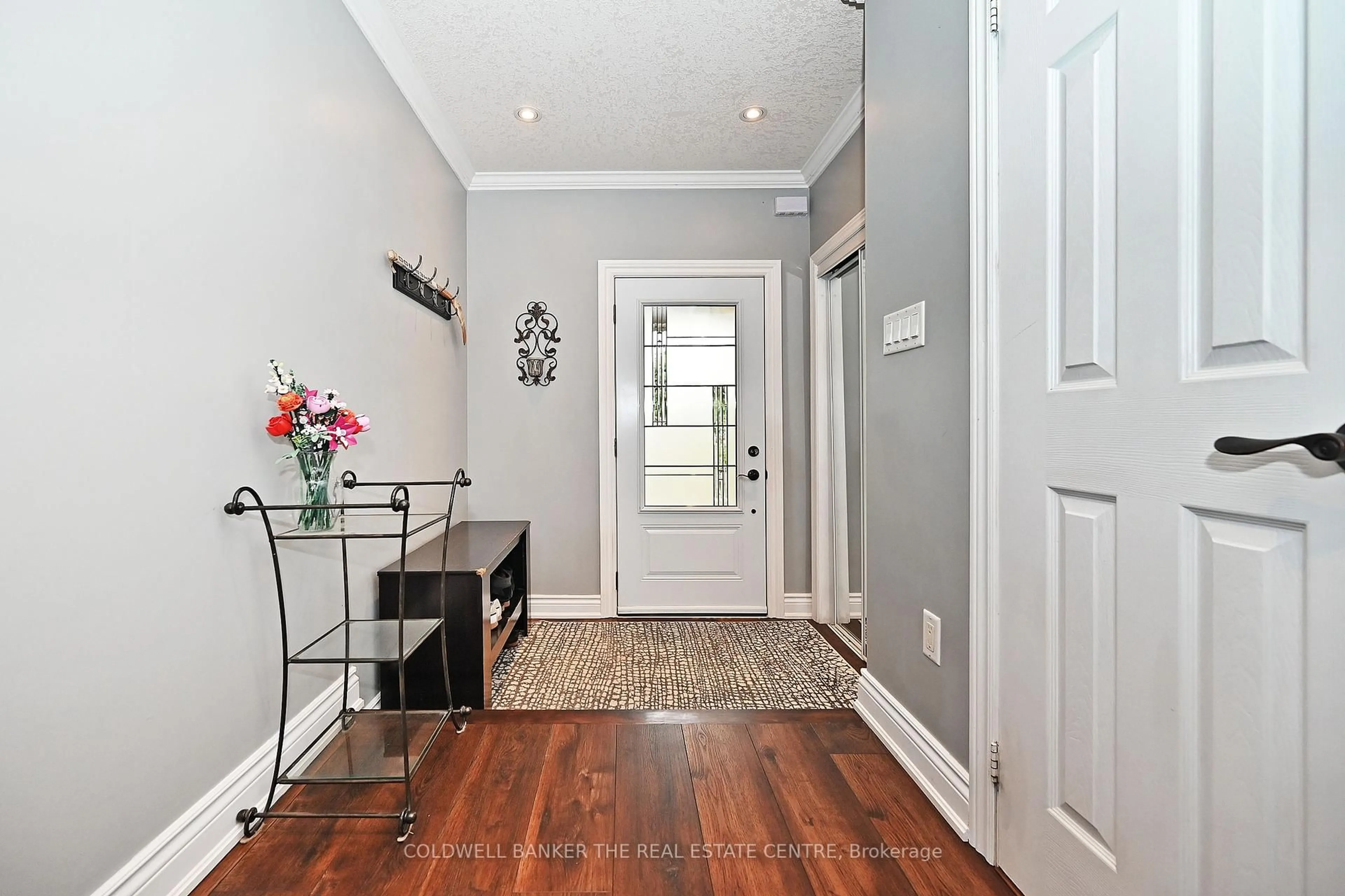 Indoor entryway for 25 Lake Cres, Barrie Ontario L4N 6A7