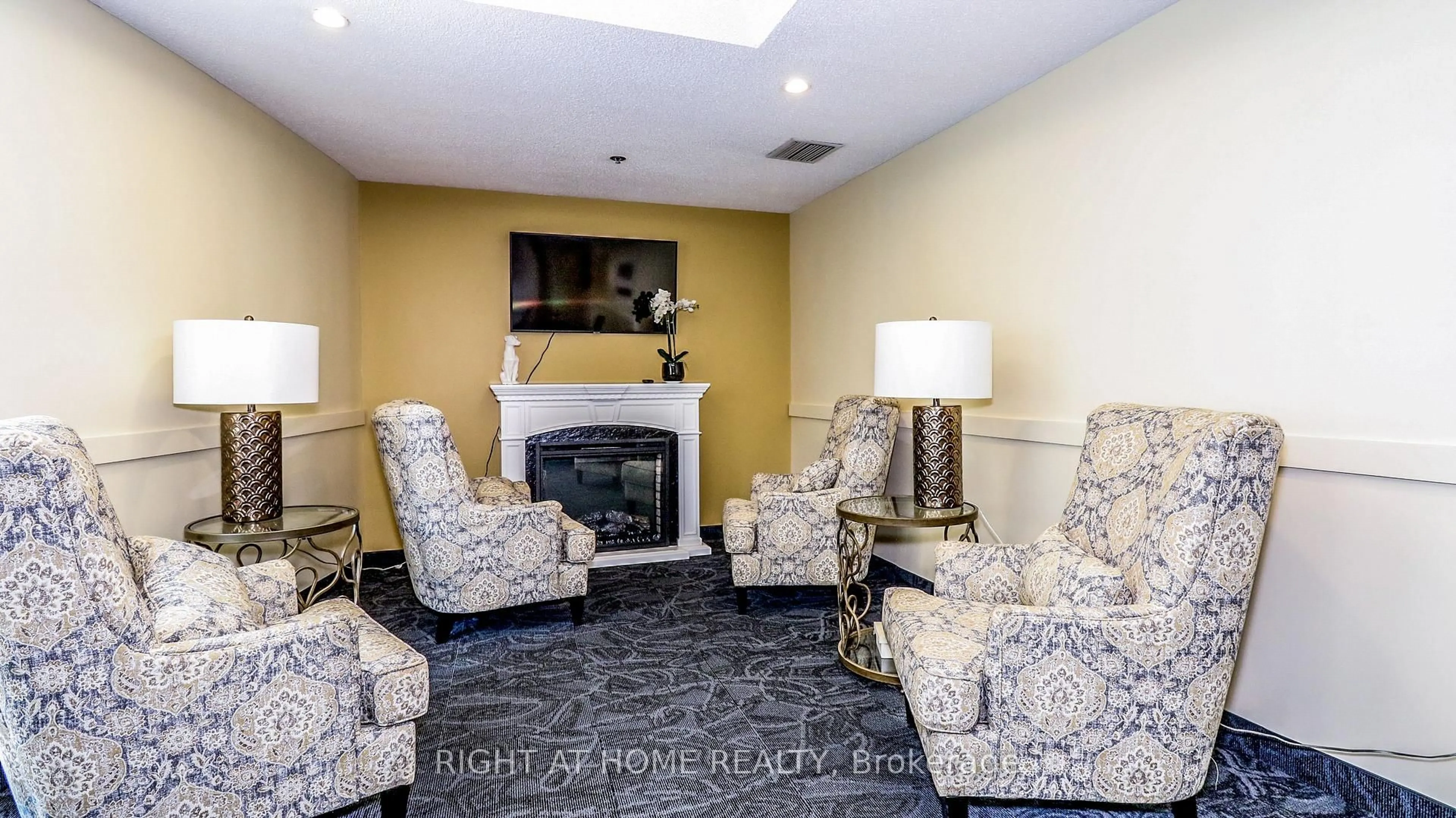 Living room with furniture, carpet floor for 150 DUNLOP St #605, Barrie Ontario L4M 6H1