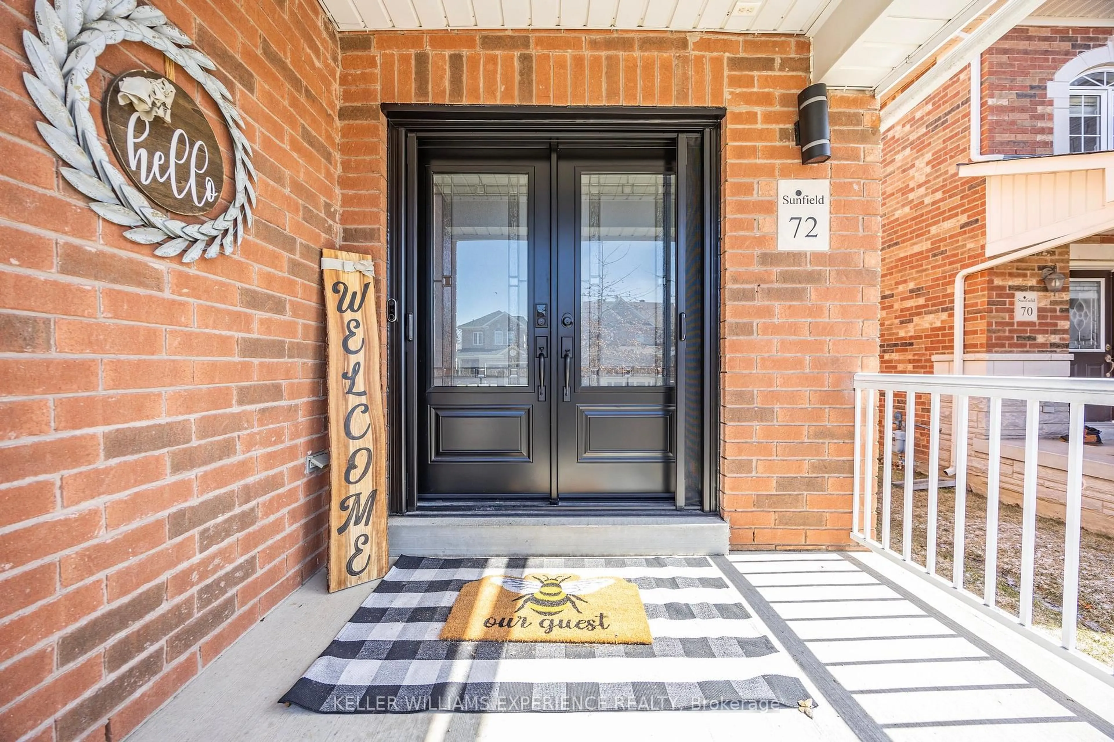 Indoor entryway for 72 Lake Cres, Barrie Ontario L4N 6A6