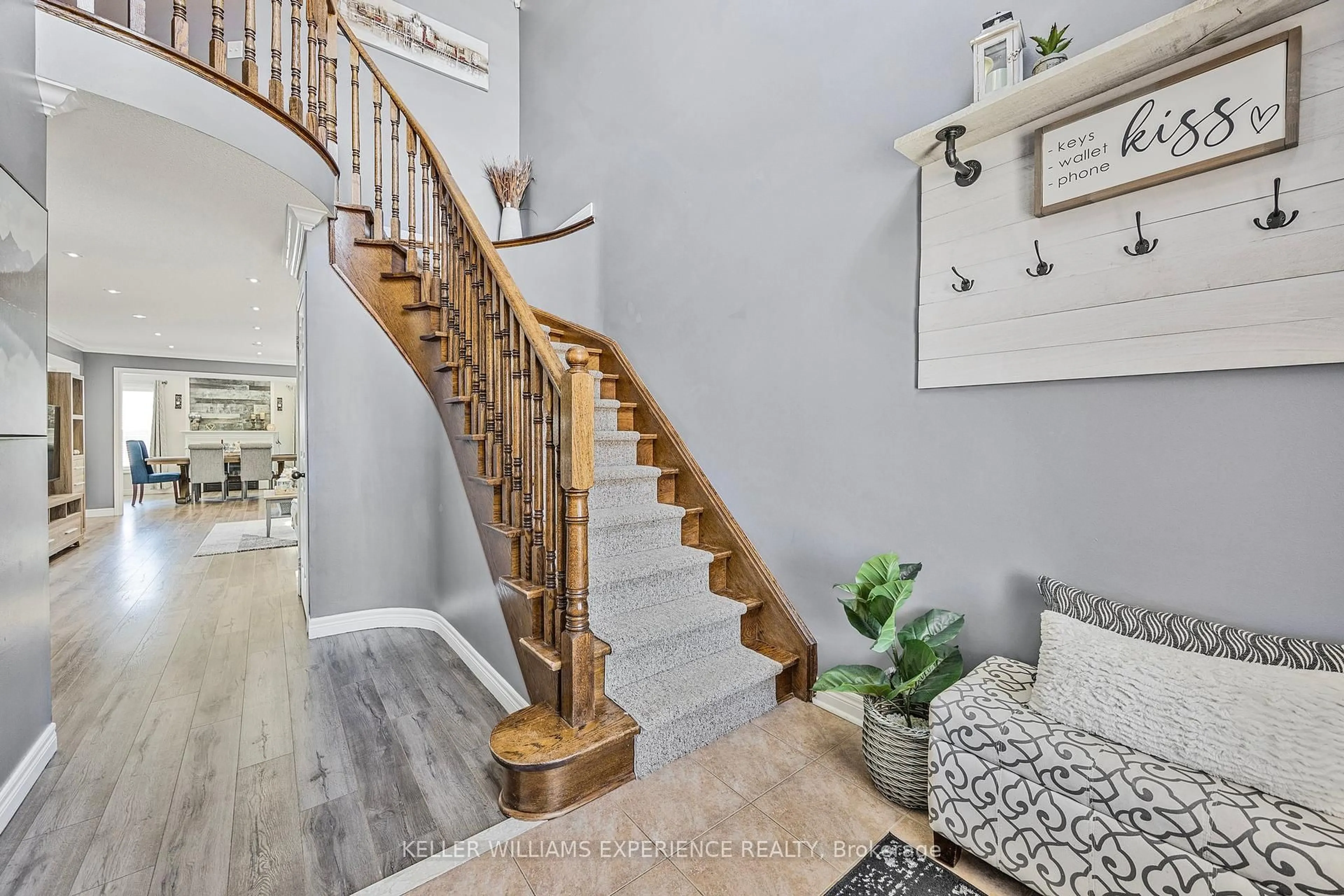 Indoor entryway for 72 Lake Cres, Barrie Ontario L4N 6A6