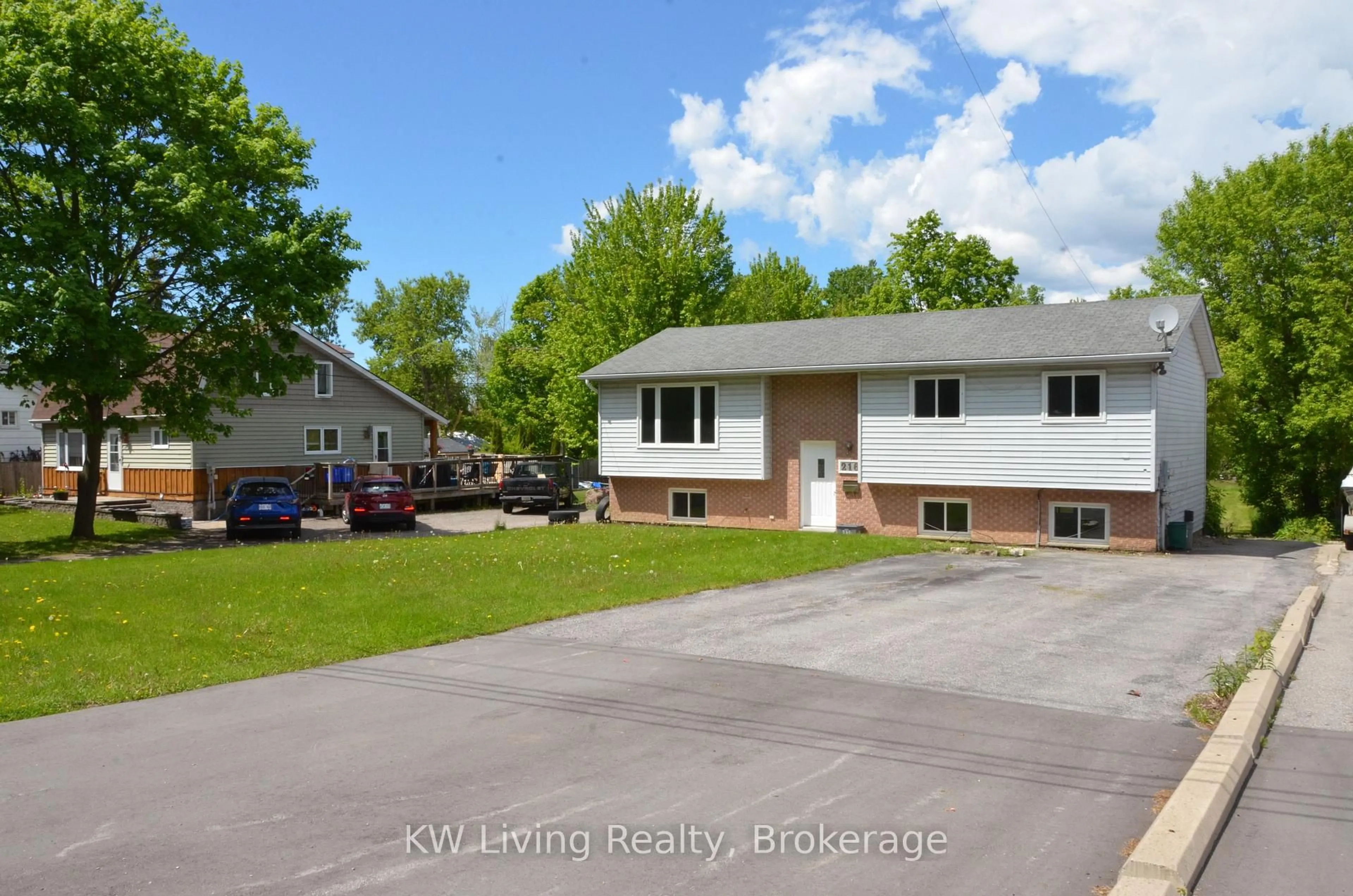 A pic from outside/outdoor area/front of a property/back of a property/a pic from drone, street for 216 Foster Dr, Barrie Ontario L4N 3X8