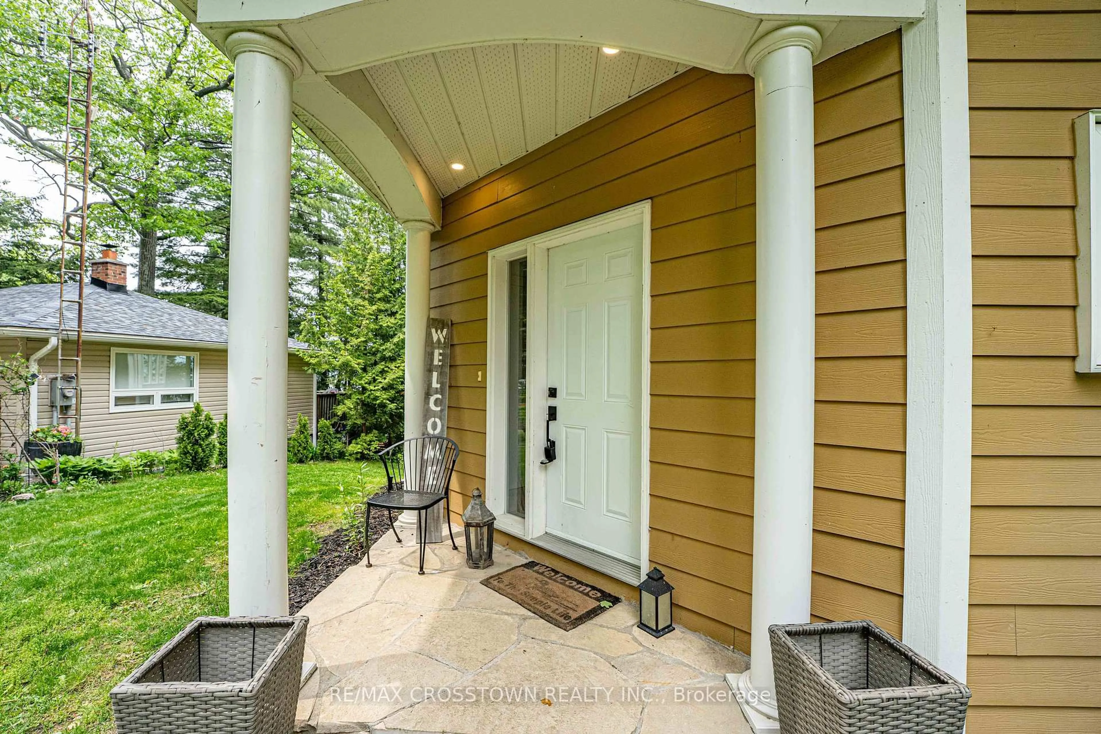 Indoor entryway for 2240 South Orr Lake Rd, Springwater Ontario L0L 1P0