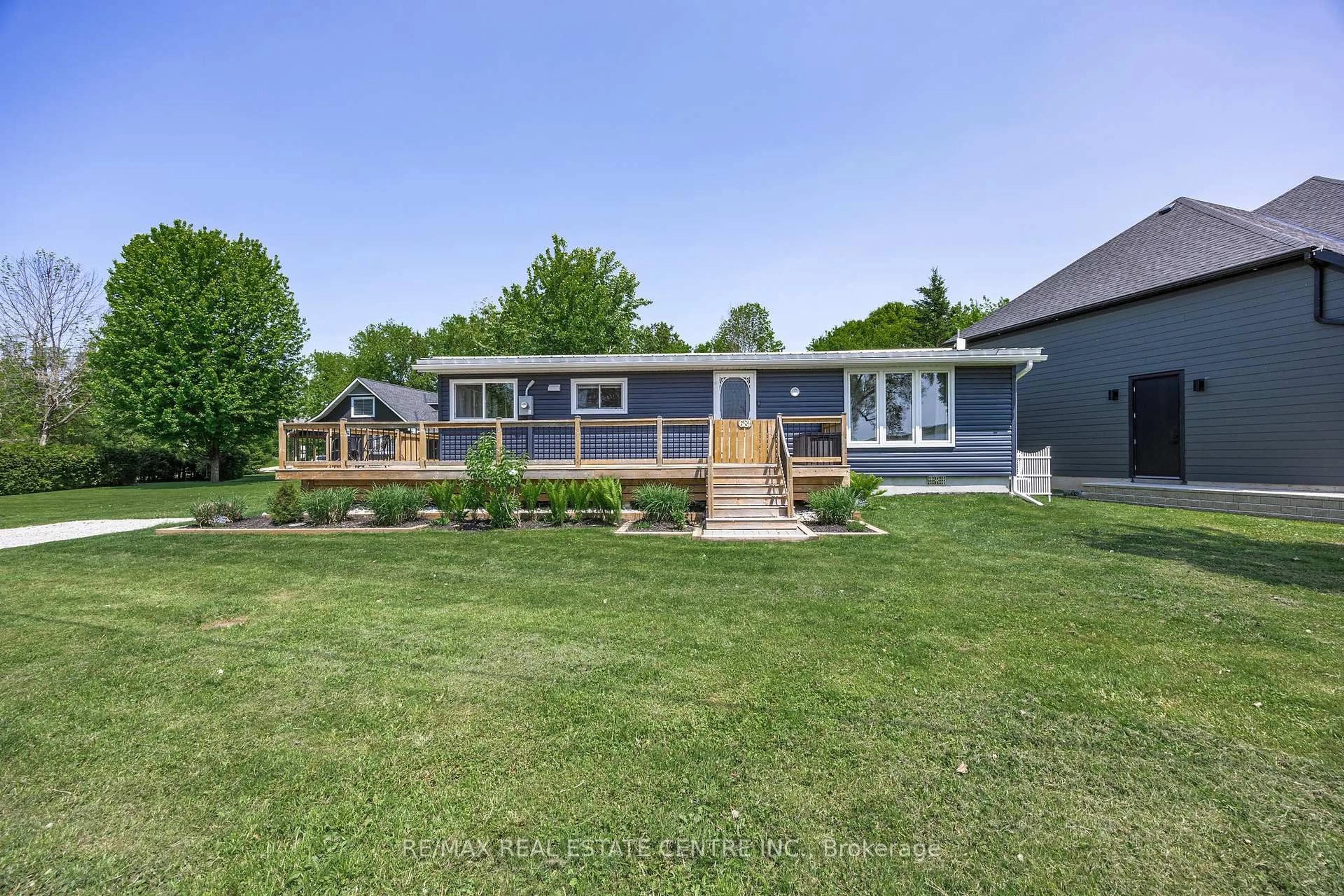 A pic from outside/outdoor area/front of a property/back of a property/a pic from drone, unknown for 681 McMurtry Rd, Midland Ontario L4R 0B9