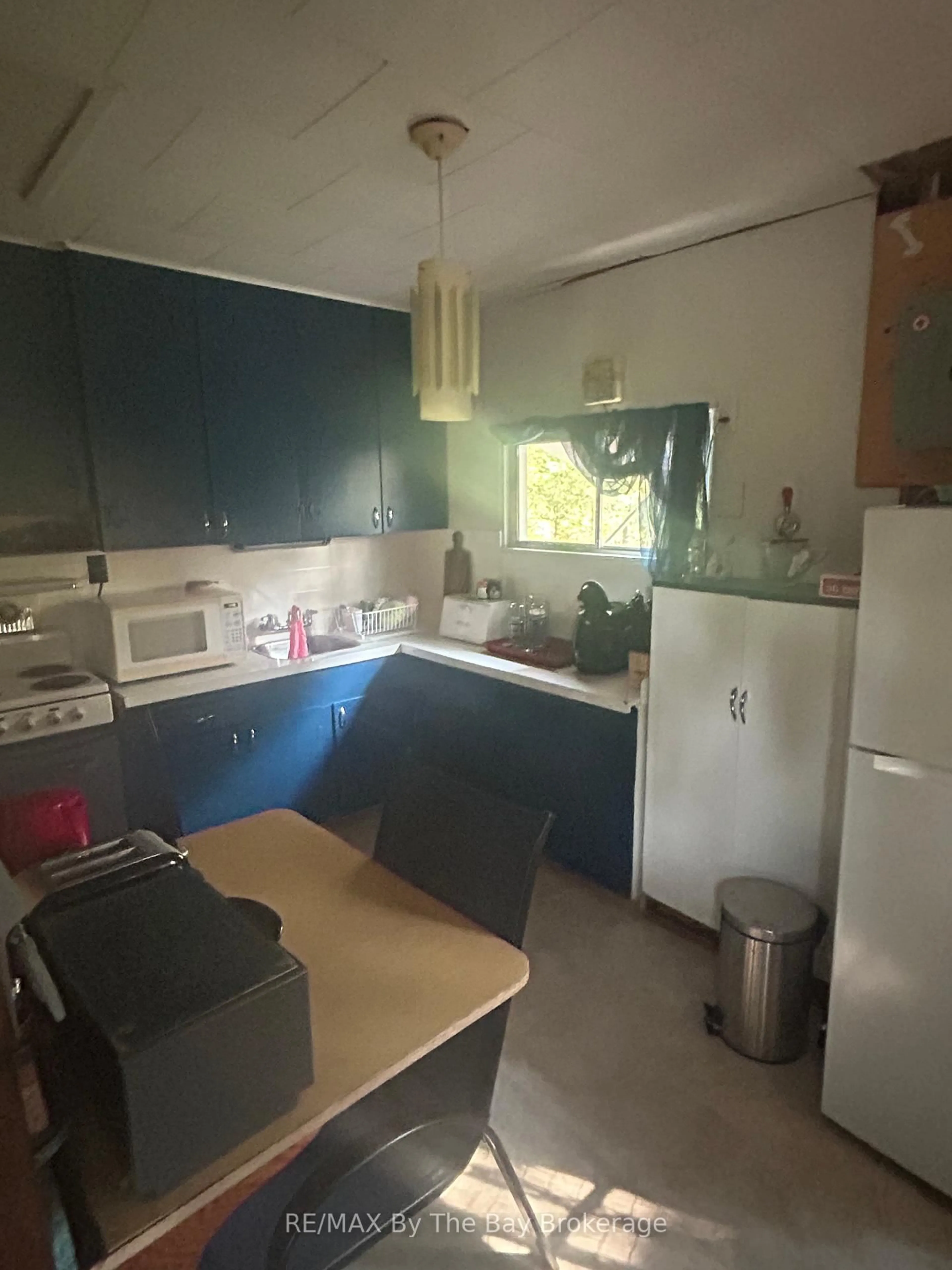 Standard kitchen, unknown for 1191 River Rd, Wasaga Beach Ontario L9Z 2R2