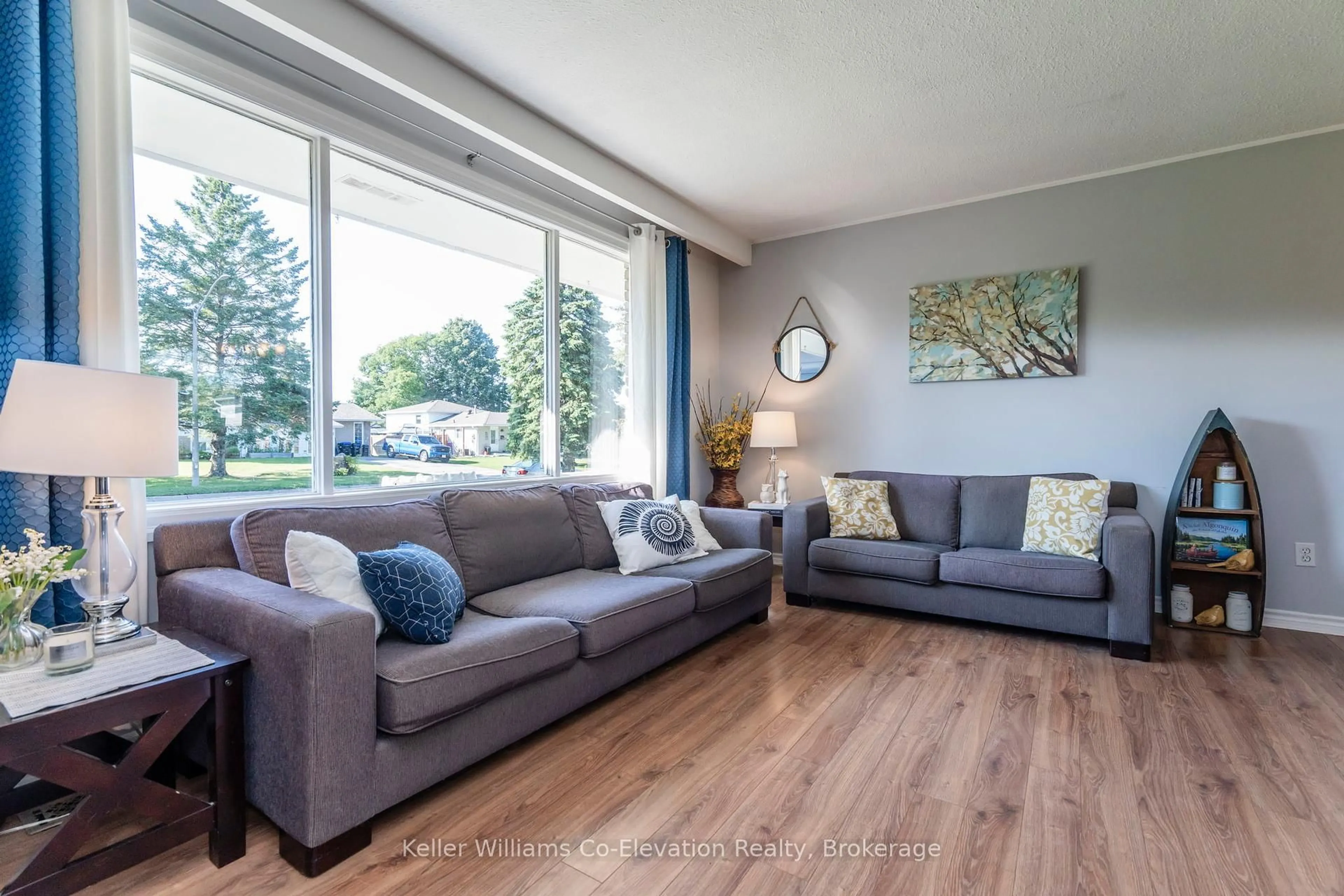 Living room with furniture, wood/laminate floor for 1050 Glen Eagles Cres, Midland Ontario L4R 2R1