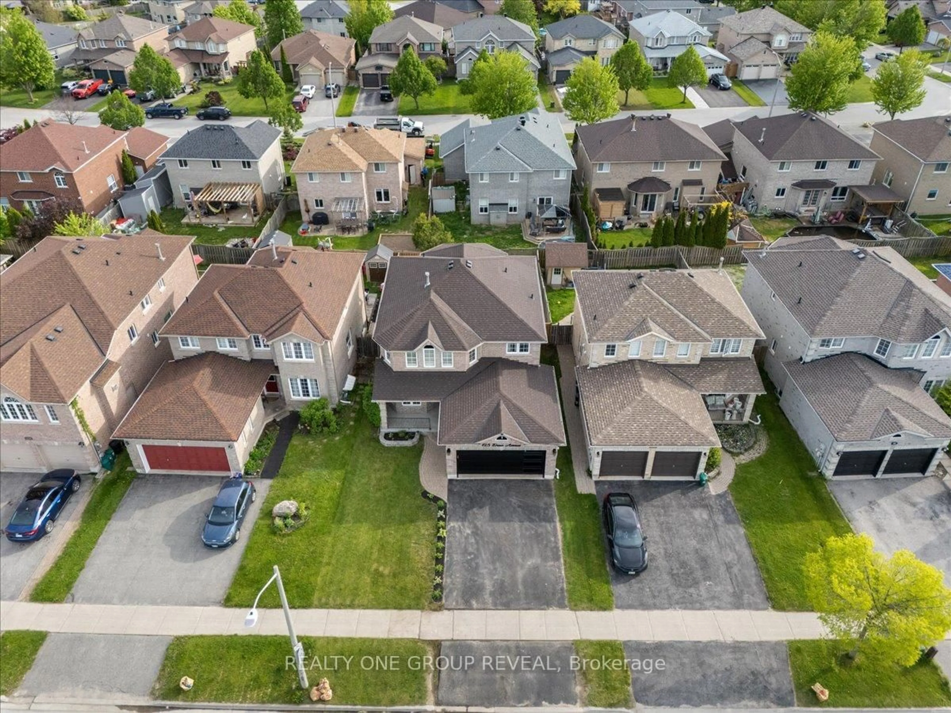 A pic from outside/outdoor area/front of a property/back of a property/a pic from drone, street for 125 Dean Ave, Barrie Ontario L4N 0V4