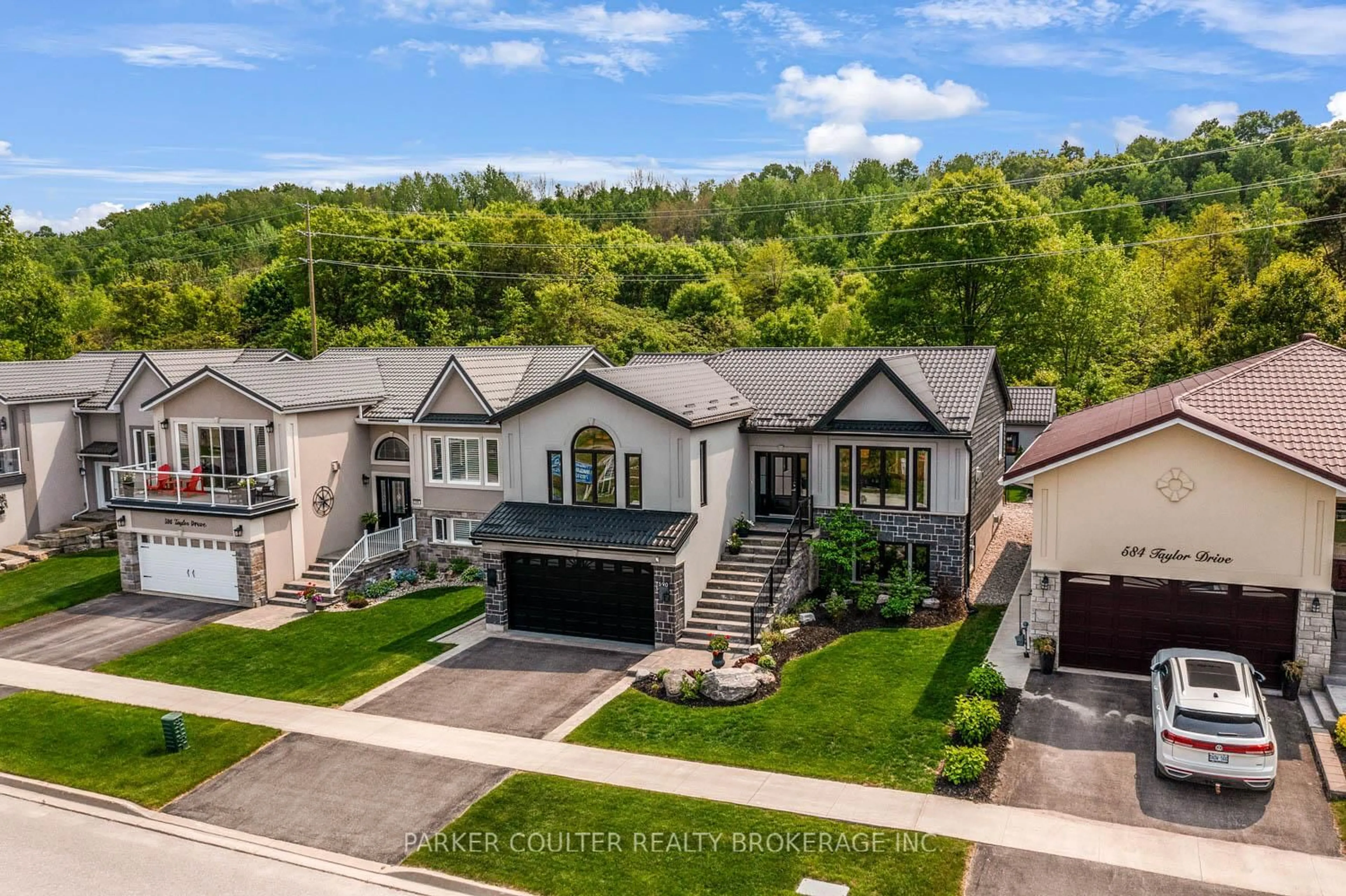 A pic from outside/outdoor area/front of a property/back of a property/a pic from drone, street for 590 Taylor Dr, Midland Ontario L4R 0E2