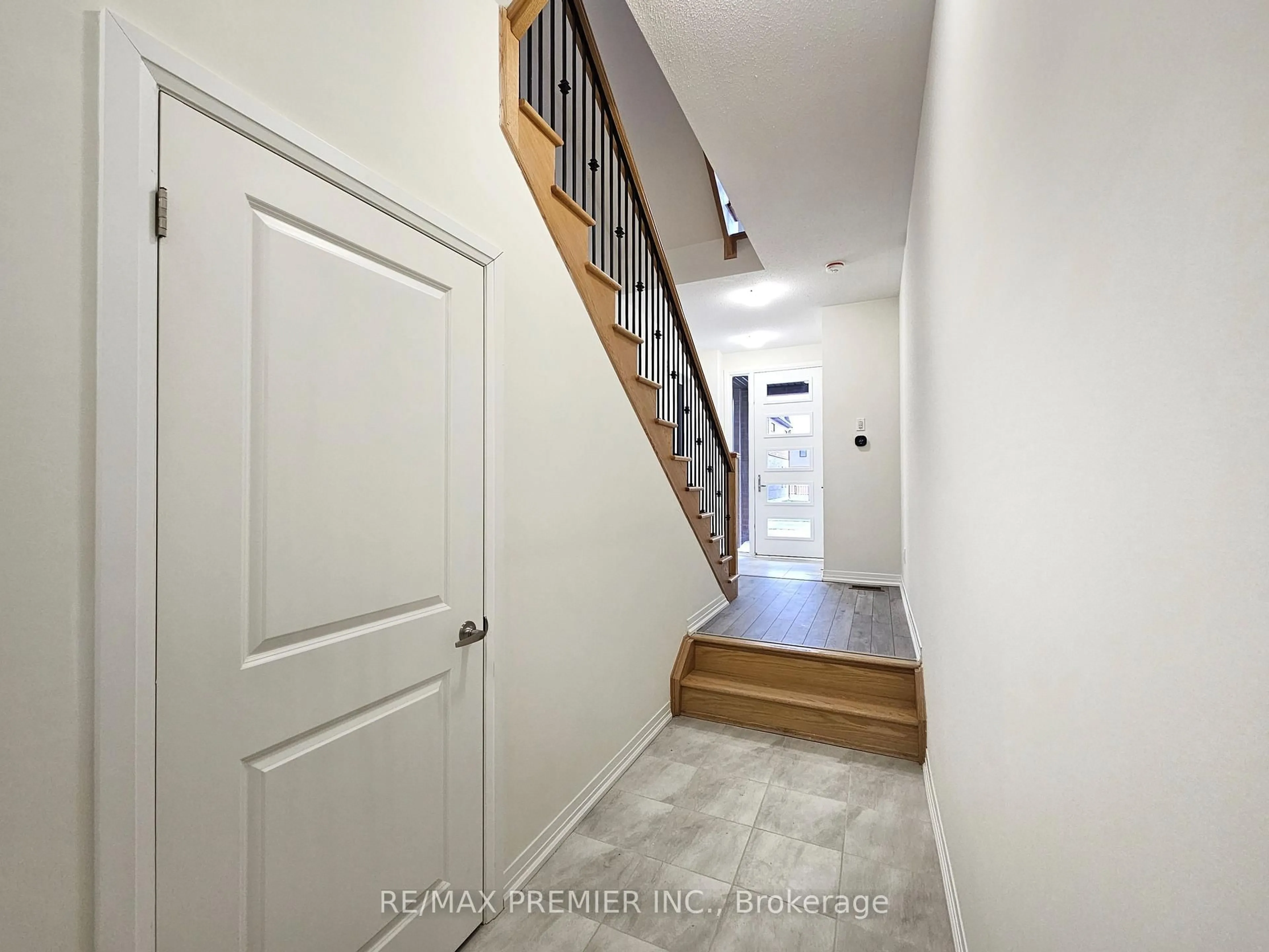 Indoor entryway for 142 Turnberry Lane, Barrie Ontario L9J 0M3