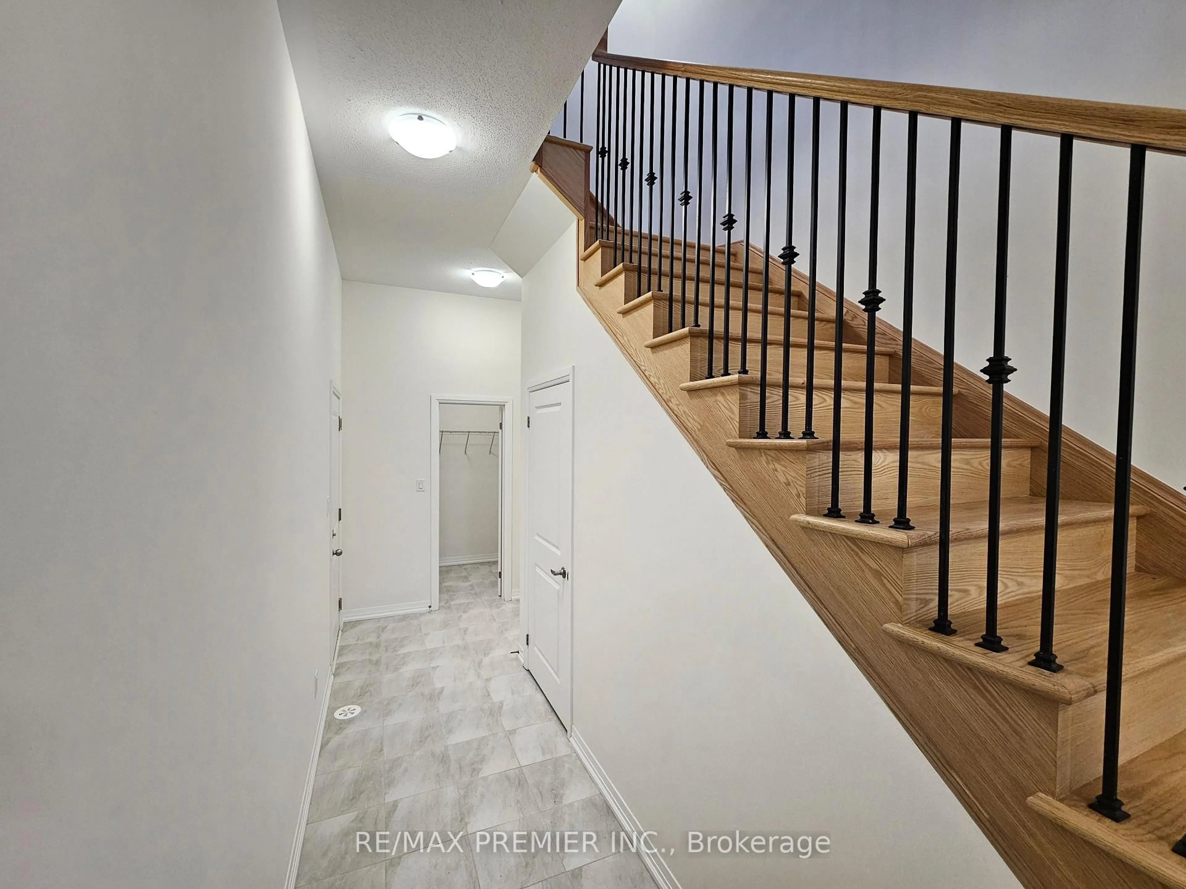 Indoor foyer for 142 Turnberry Lane, Barrie Ontario L9J 0M3