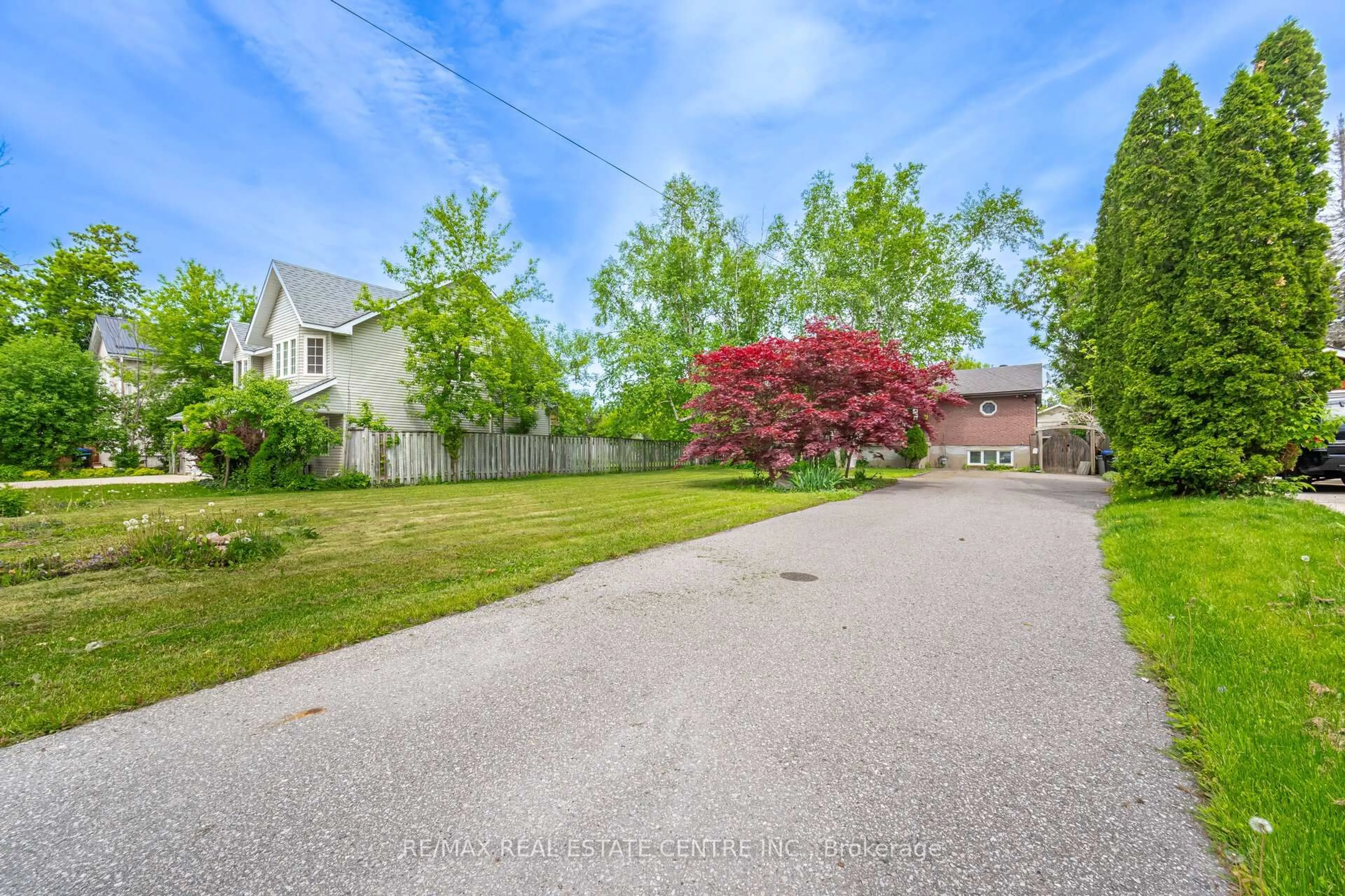 A pic from outside/outdoor area/front of a property/back of a property/a pic from drone, street for 141 Elm St, Collingwood Ontario L9Y 3J3