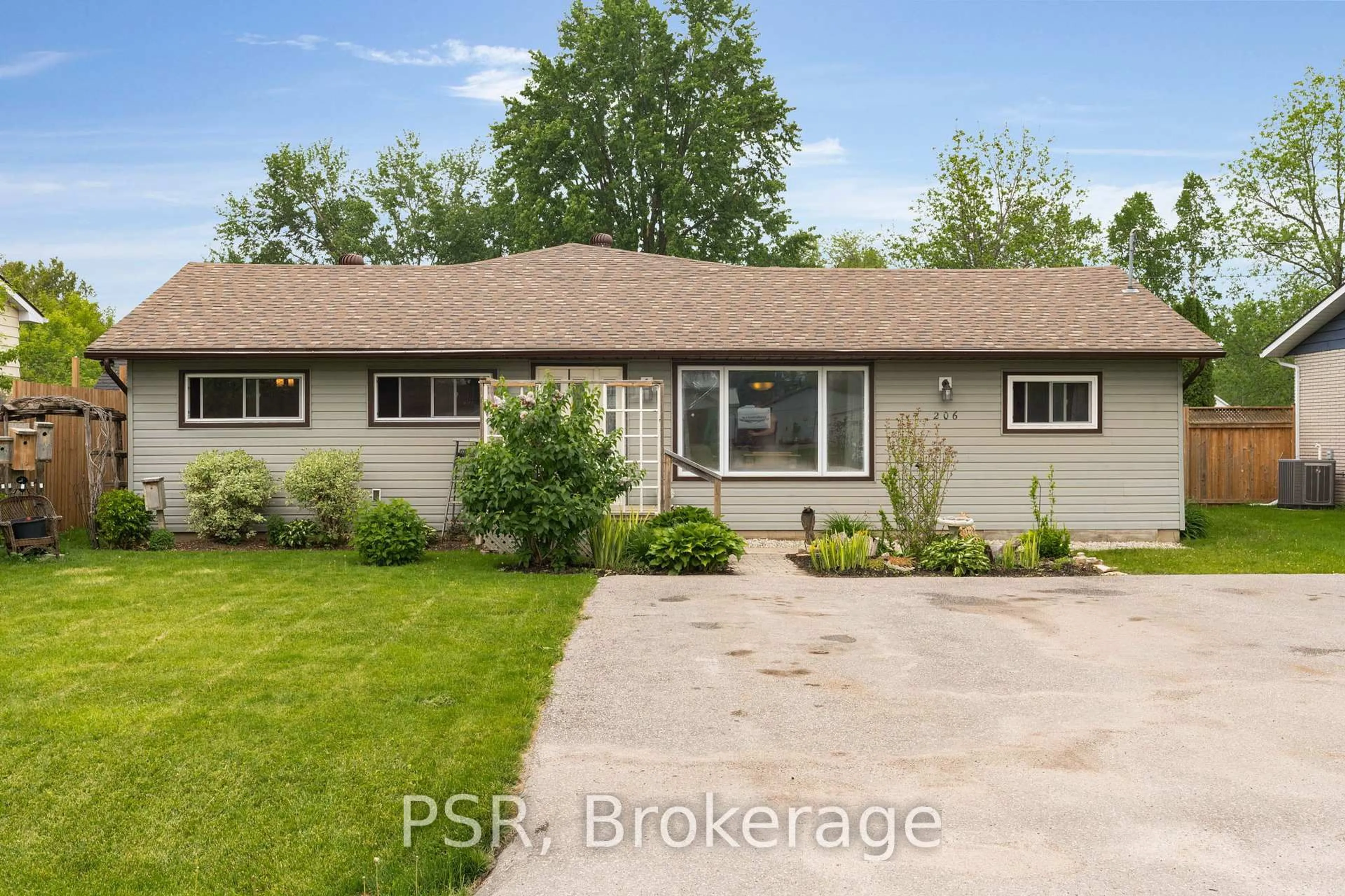 A pic from outside/outdoor area/front of a property/back of a property/a pic from drone, street for 206 William St, Clearview Ontario L0M 1S0