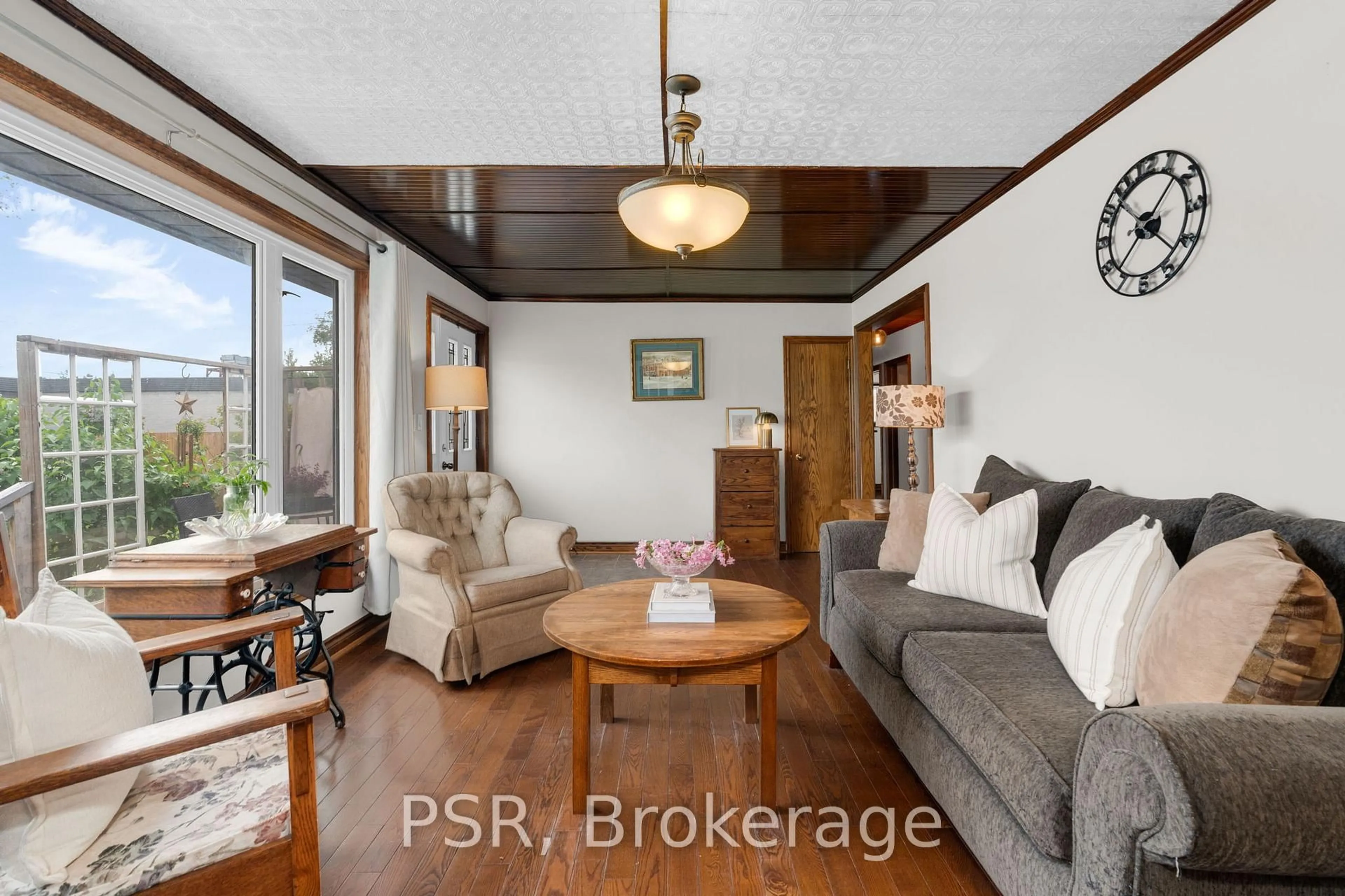 Living room with furniture, wood/laminate floor for 206 William St, Clearview Ontario L0M 1S0