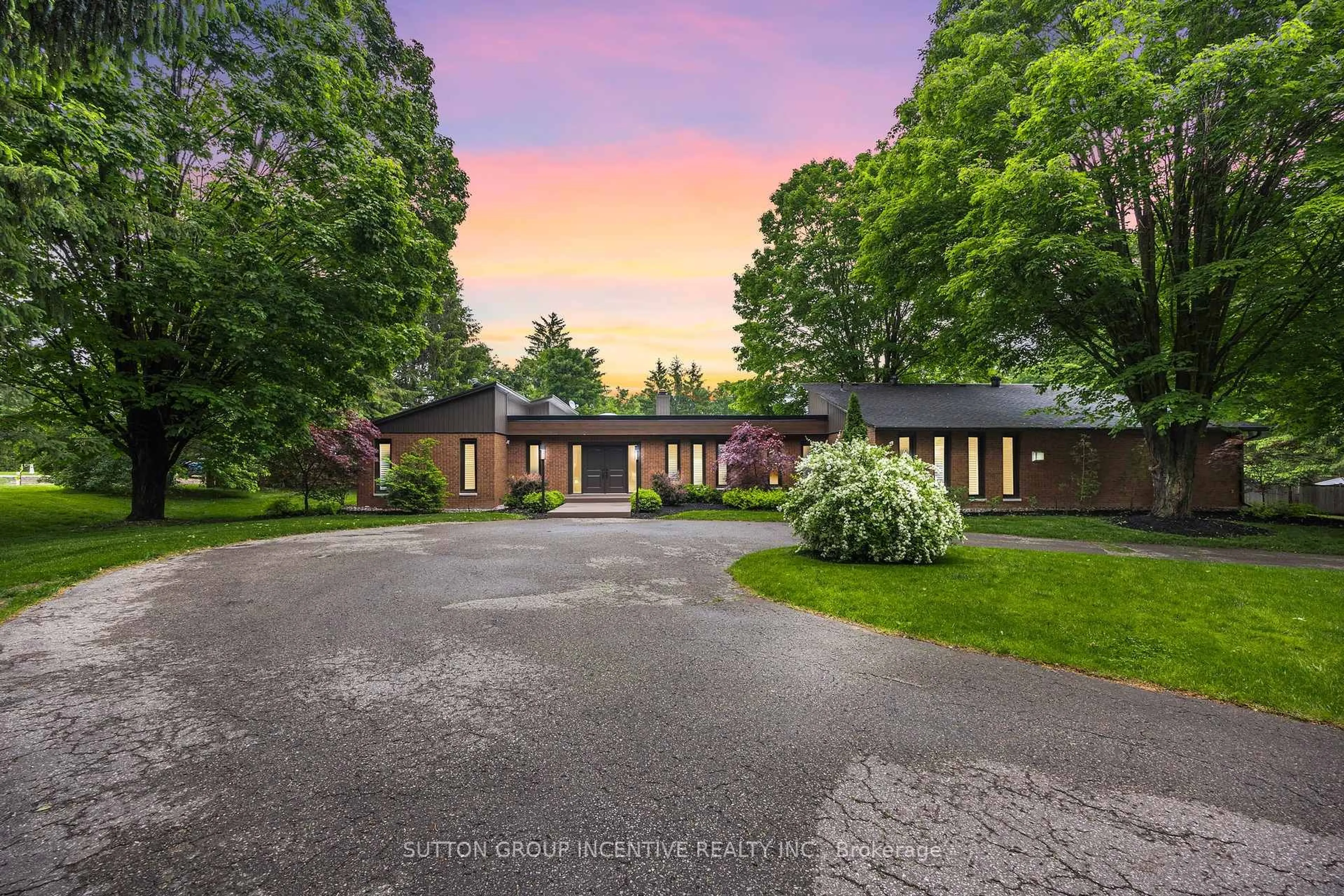A pic from outside/outdoor area/front of a property/back of a property/a pic from drone, street for 214 Hickory Lane, Barrie Ontario L4N 4J8