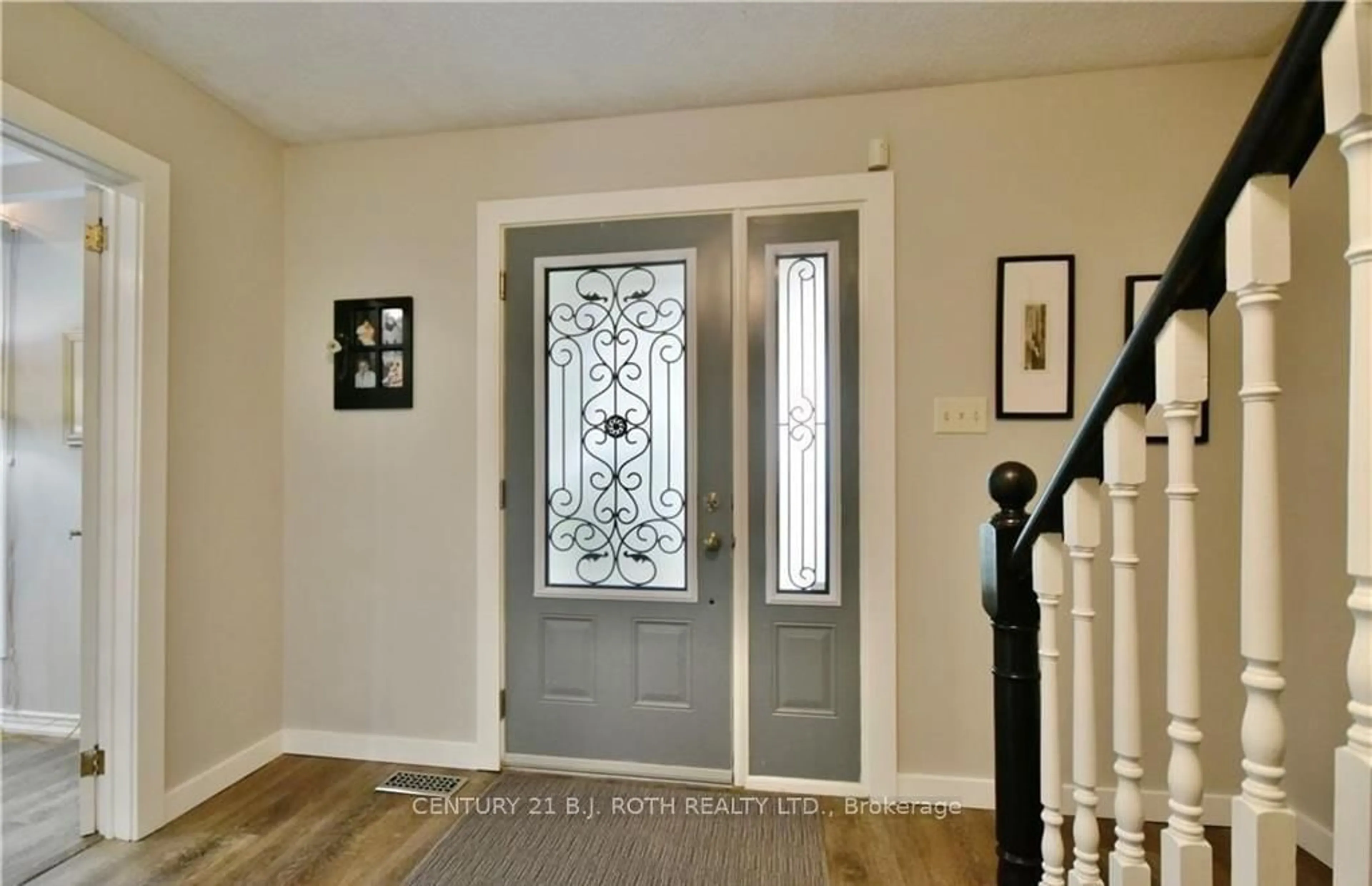 Indoor entryway for 32 Wattie Rd, Springwater Ontario L9X 0P7