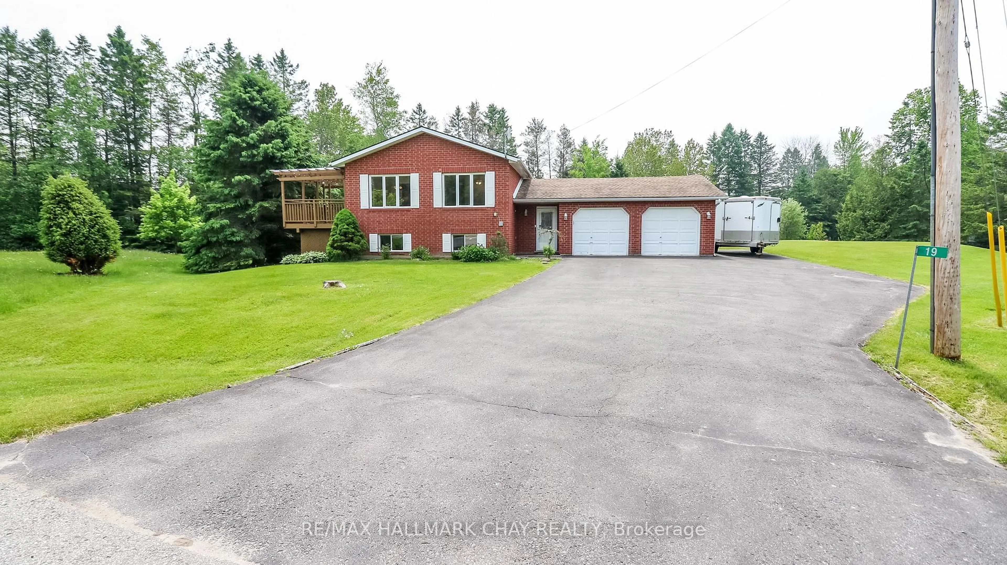 A pic from outside/outdoor area/front of a property/back of a property/a pic from drone, unknown for 19 Crystalwood Lane, Springwater Ontario L0L 1X0