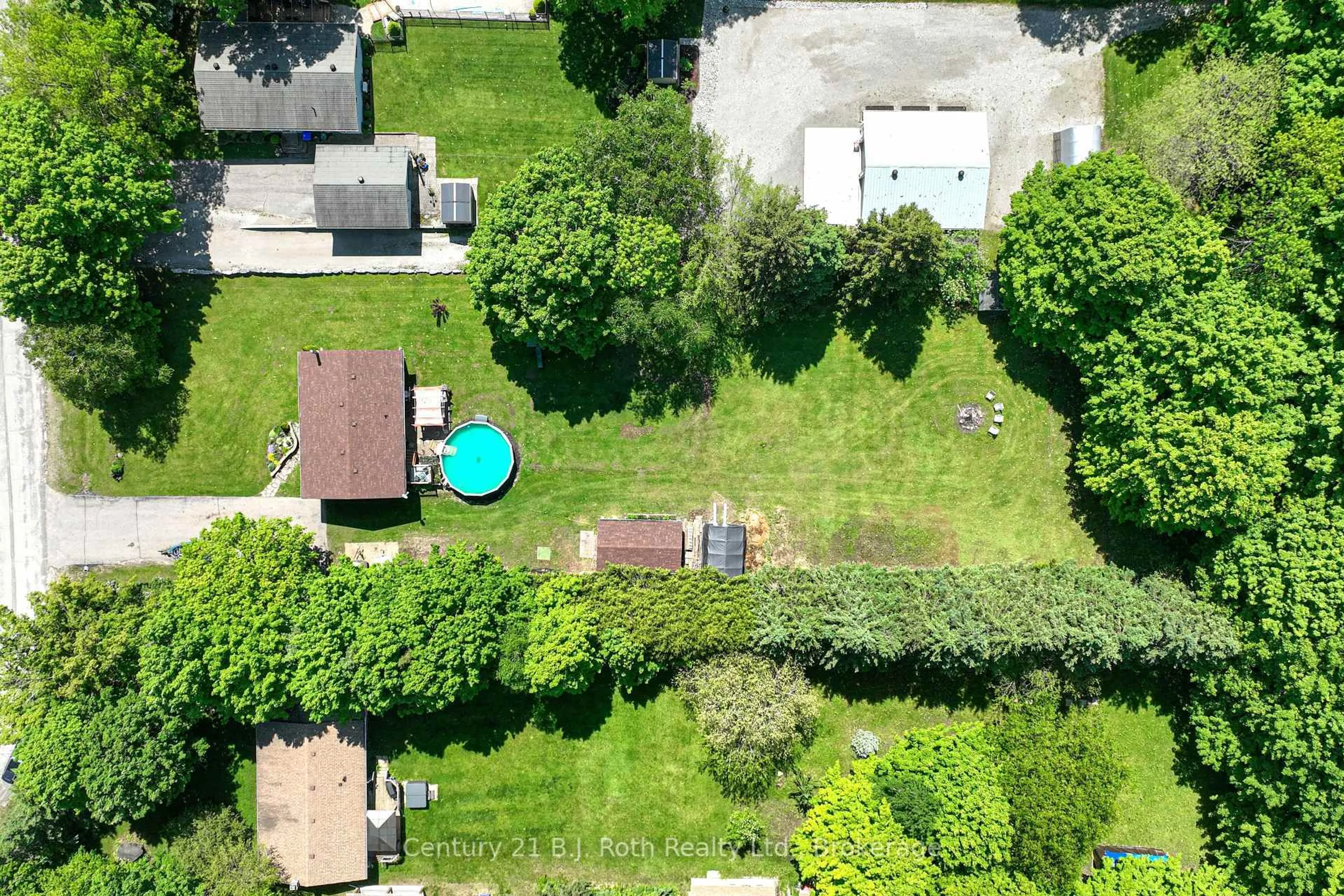 A pic from outside/outdoor area/front of a property/back of a property/a pic from drone, street for 10 CONDER Dr, Oro-Medonte Ontario L0K 1E0