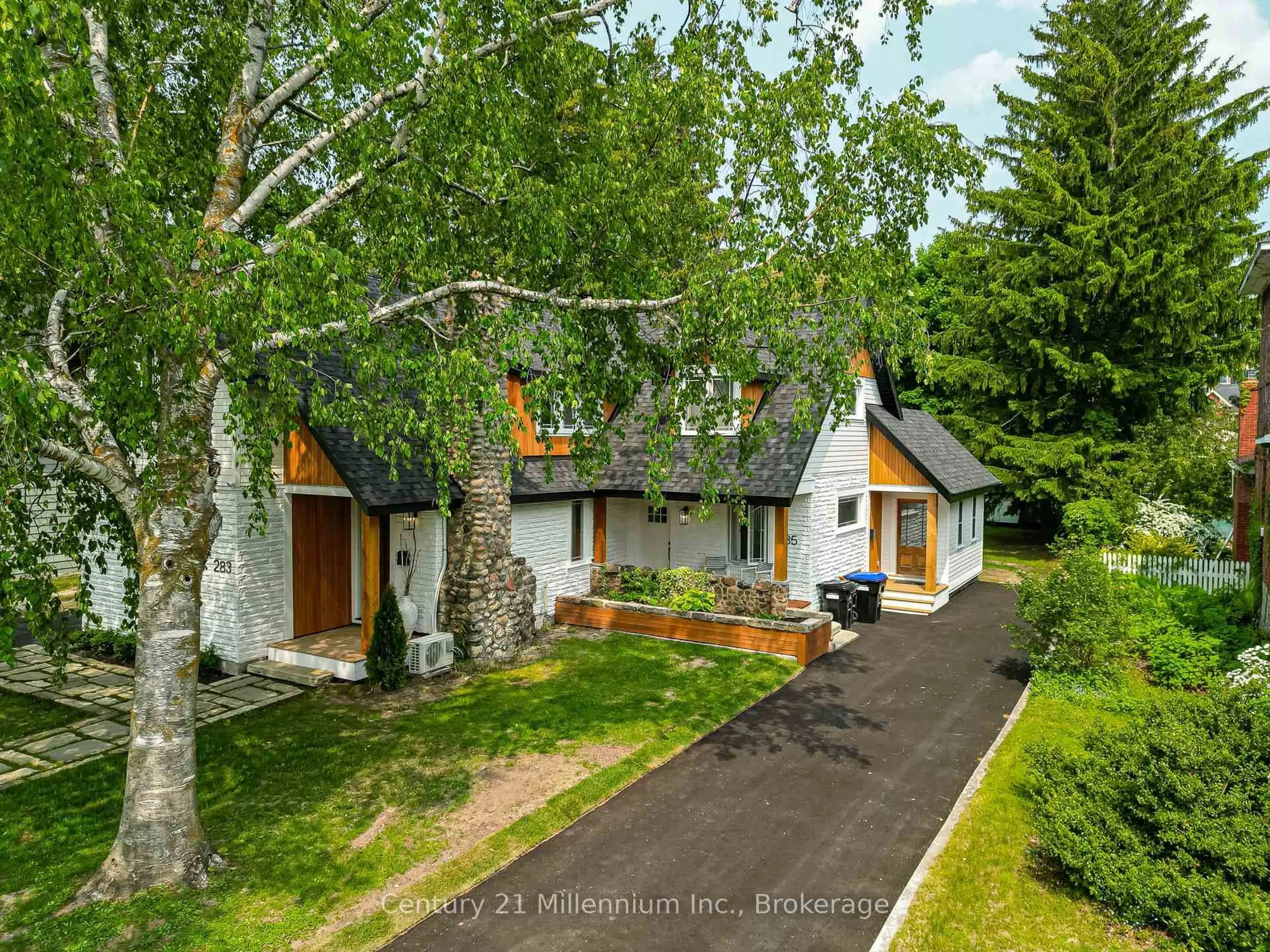 A pic from outside/outdoor area/front of a property/back of a property/a pic from drone, street for 285 Maple St, Collingwood Ontario L9Y 2R3