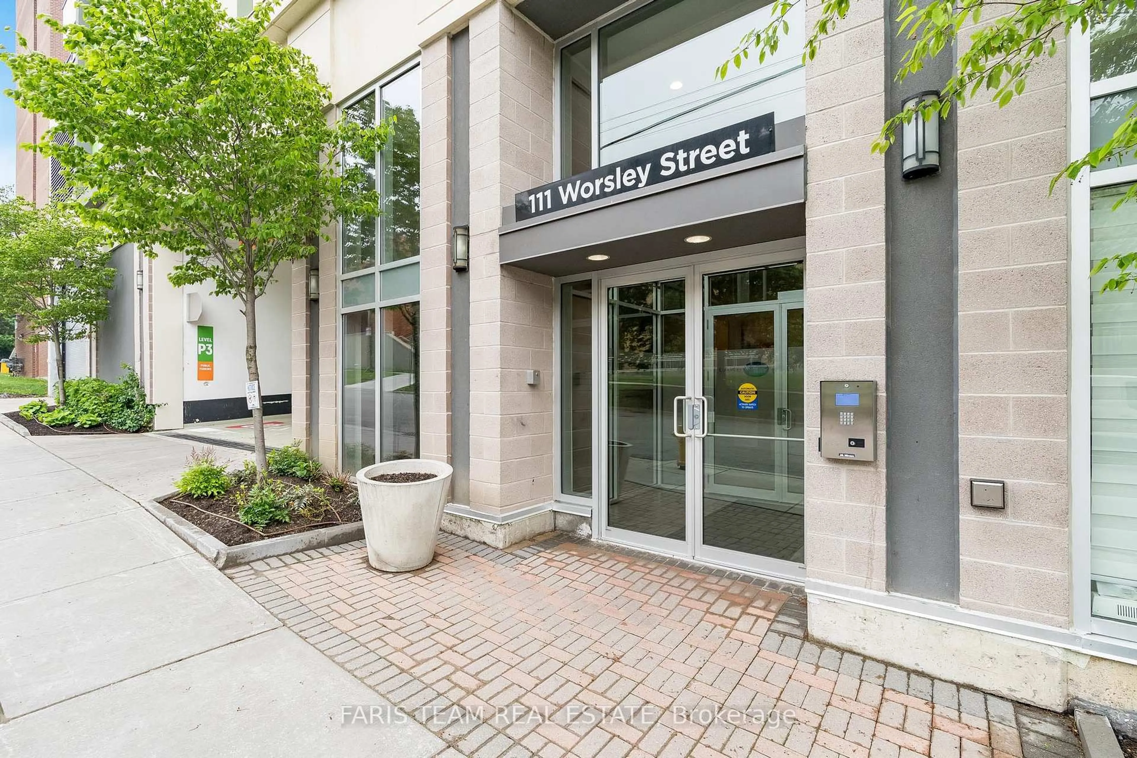 Indoor entryway for 111 Worsley St #305, Barrie Ontario L4M 0J5