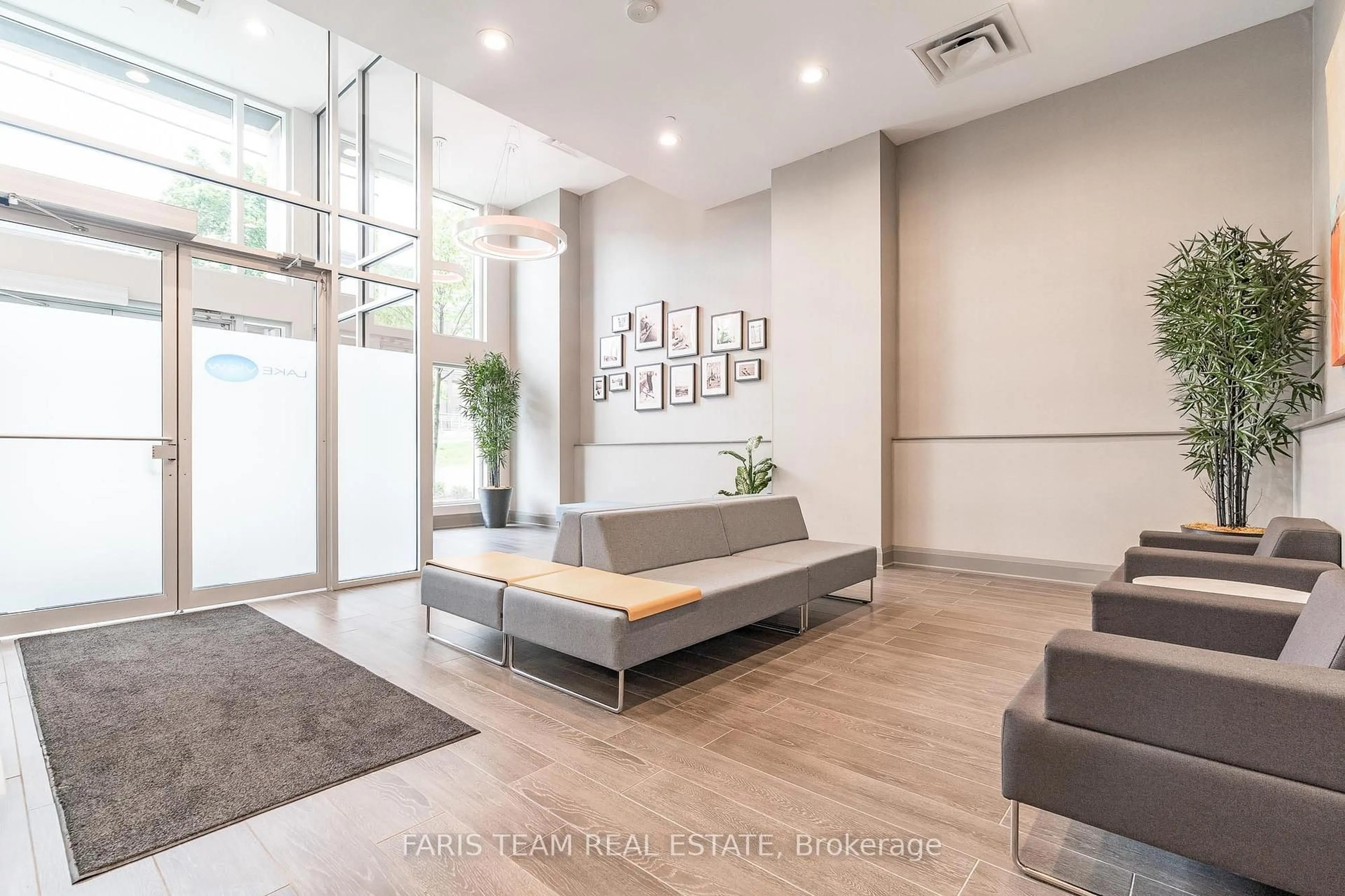 Indoor foyer for 111 Worsley St #305, Barrie Ontario L4M 0J5