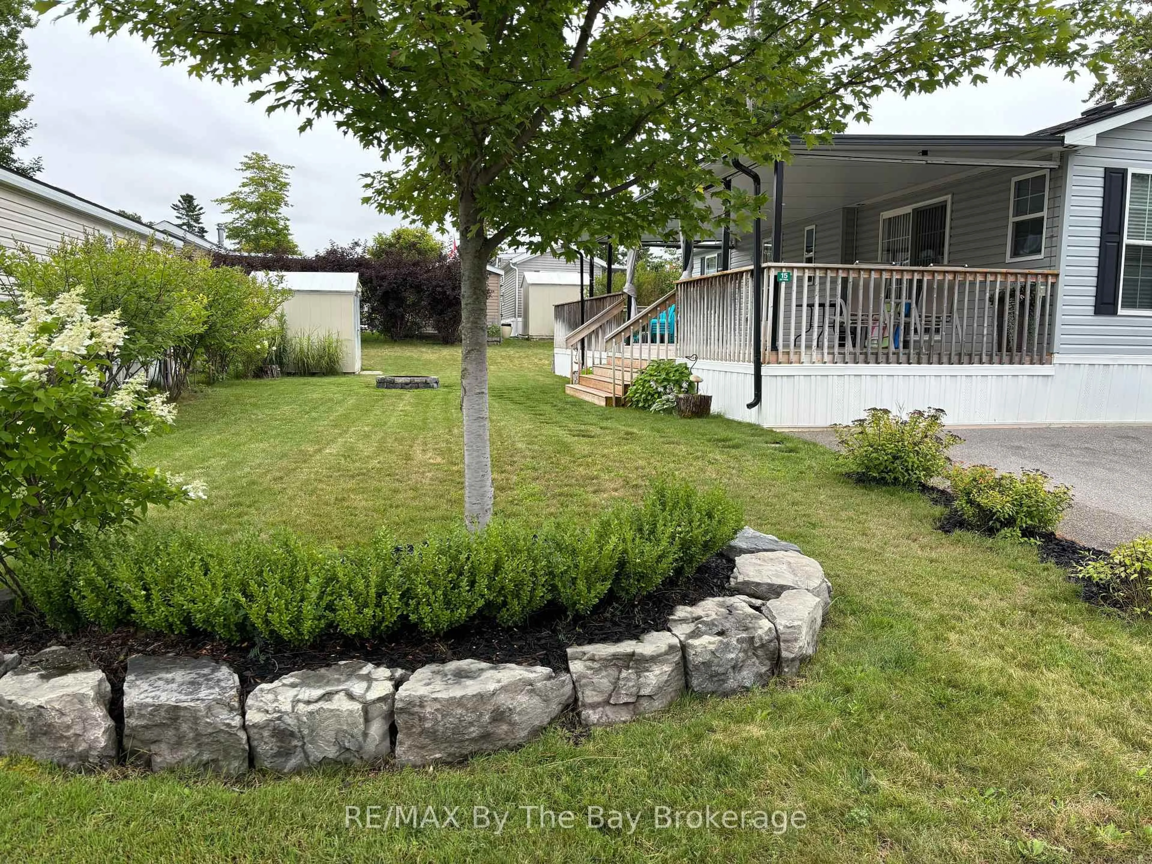 A pic from outside/outdoor area/front of a property/back of a property/a pic from drone, street for 15 Chippewa Tr, Wasaga Beach Ontario L9Z 1X7